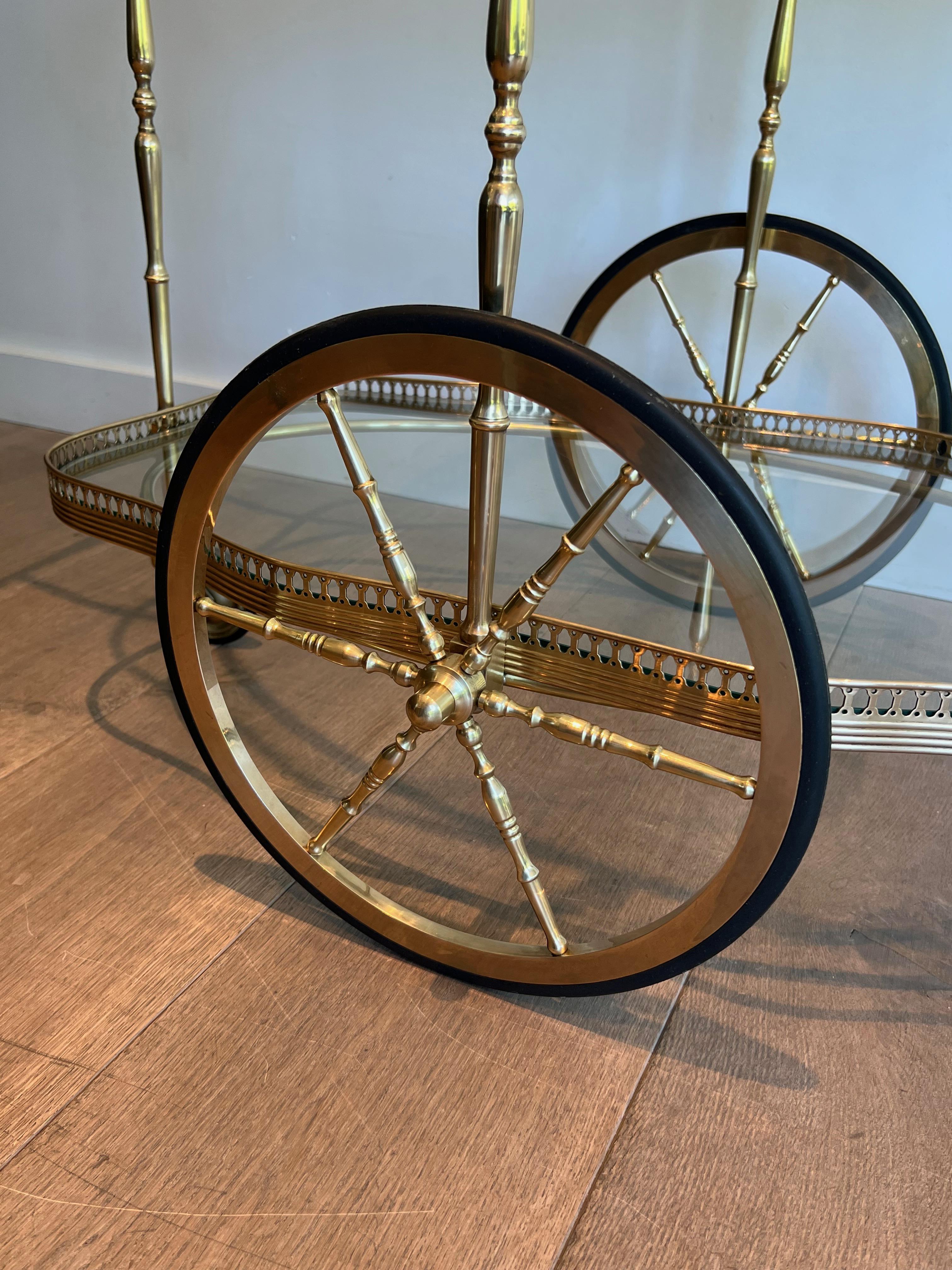 Chariot de bar ovale de style néoclassique avec deux étagères en verre en vente 2