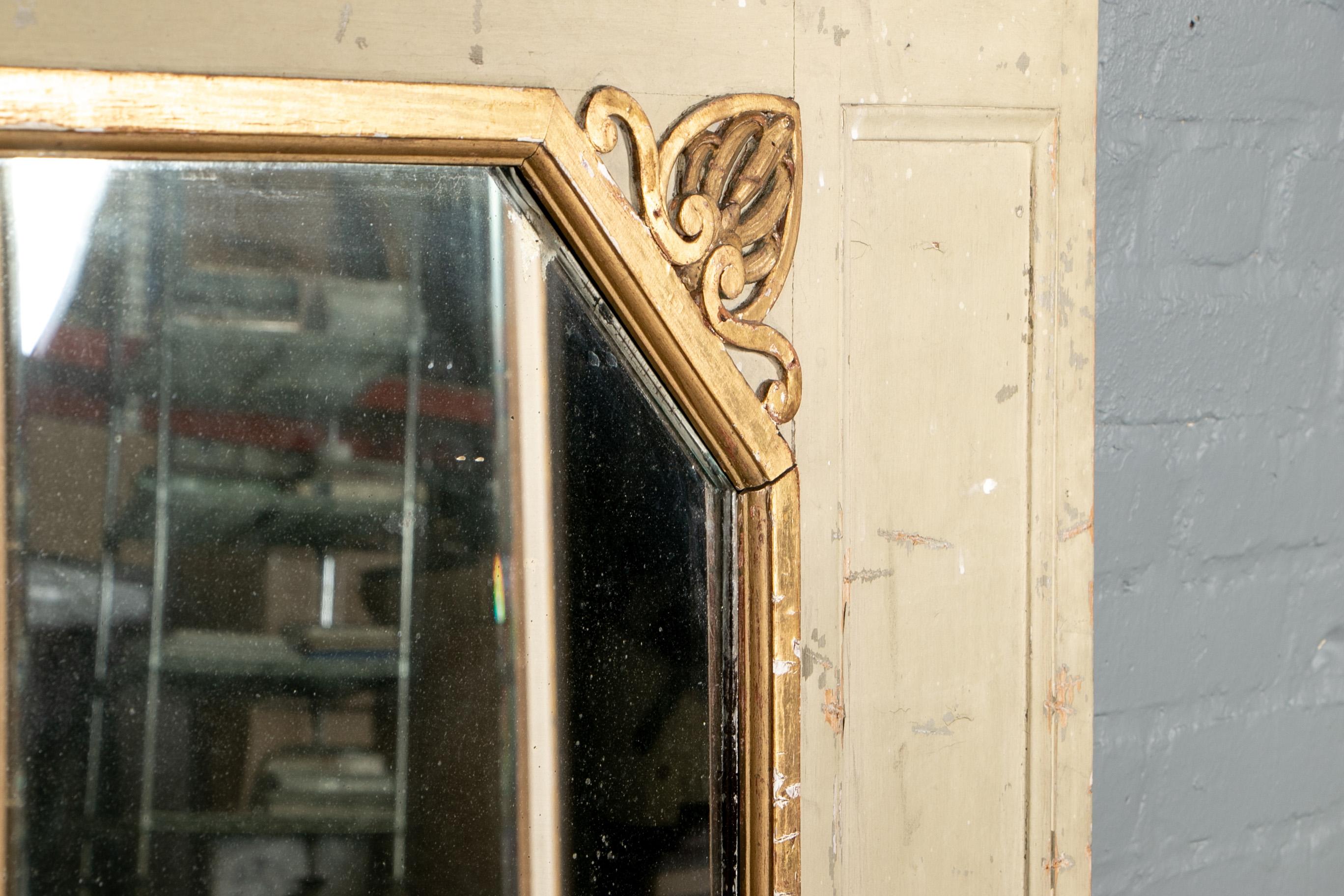 Bemalter und vergoldeter Spiegel im neoklassizistischen Stil im Zustand „Starke Gebrauchsspuren“ im Angebot in Bridgeport, CT