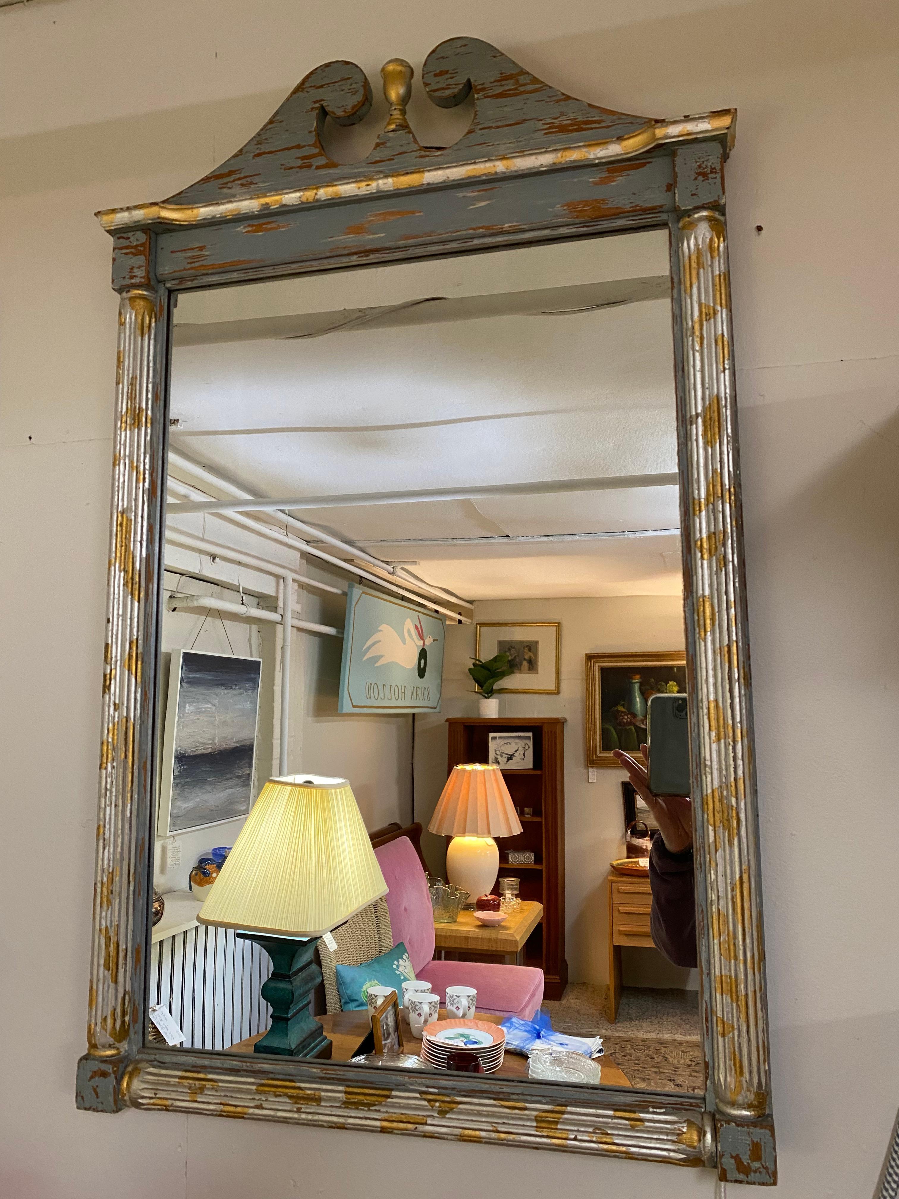 Specchio da parete in stile neoclassico dipinto di blu, argento e oro in vendita 3