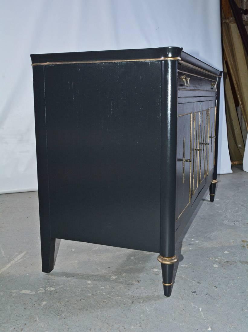 Neoclassical Style Painted Commode In Good Condition In Sheffield, MA