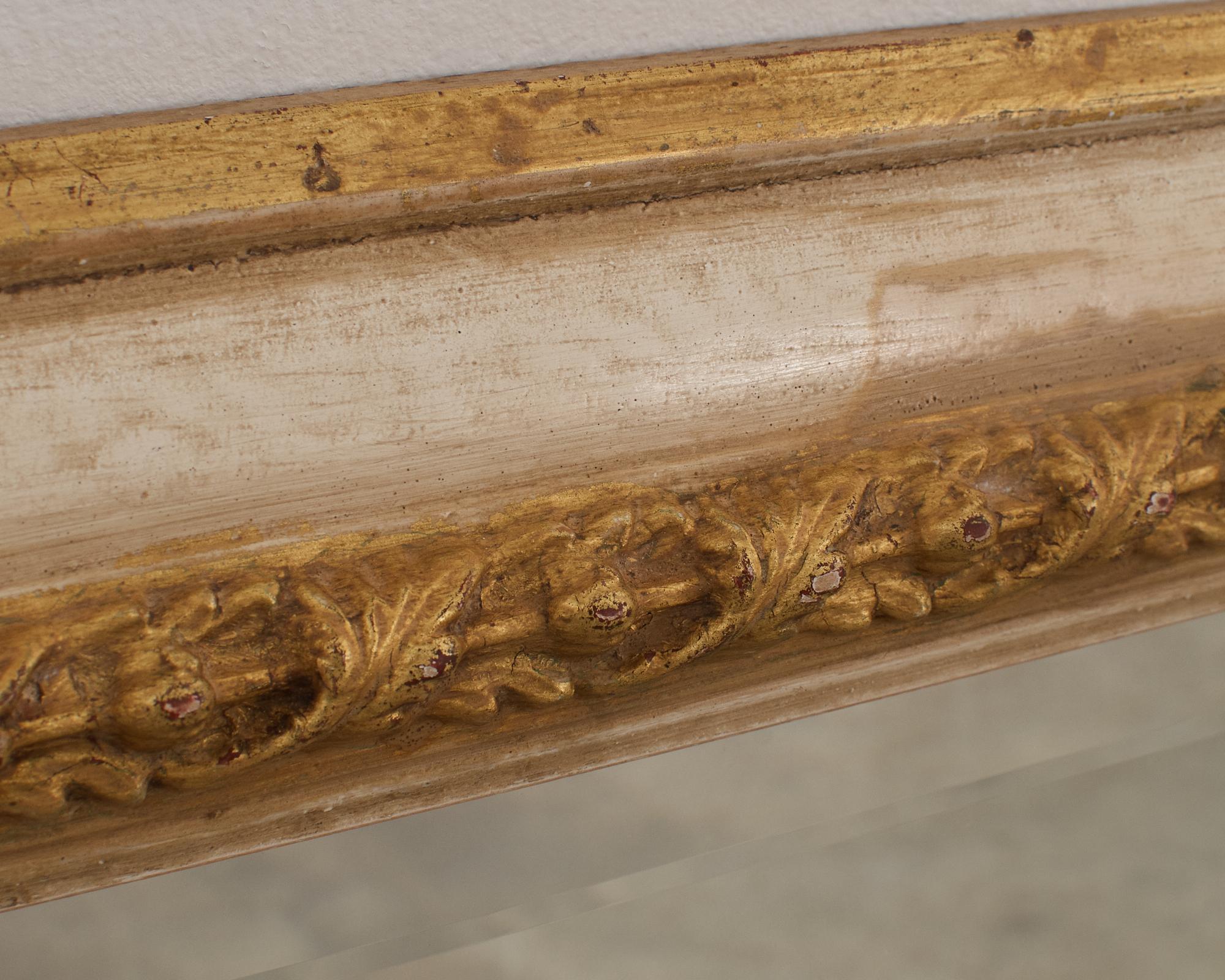 Neoklassischer Stil Gemaltes Paket Vergoldet Abgeschrägter Wandspiegel im Angebot 1