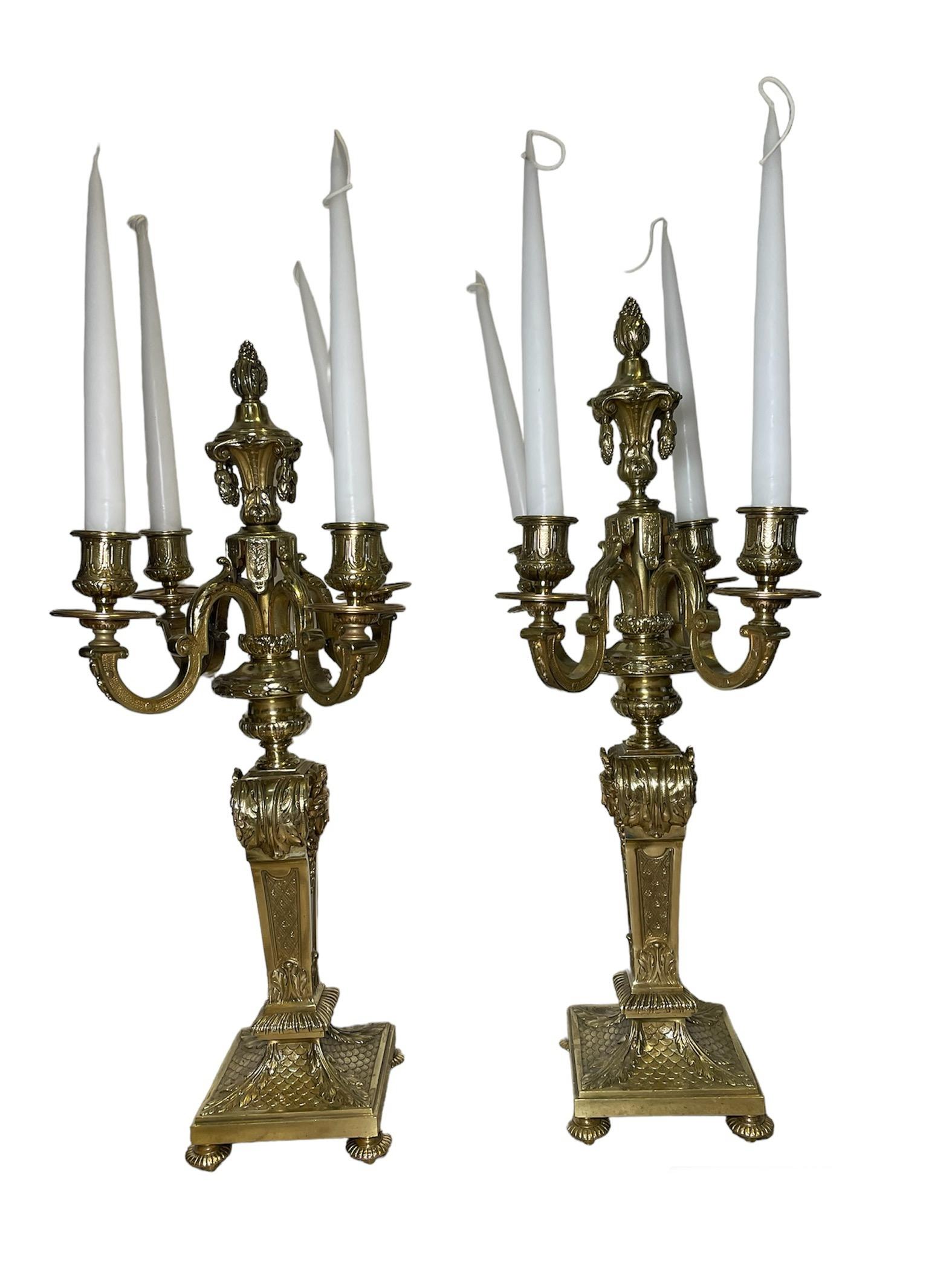 Coppia di candelabri in bronzo in stile neoclassico in vendita 2