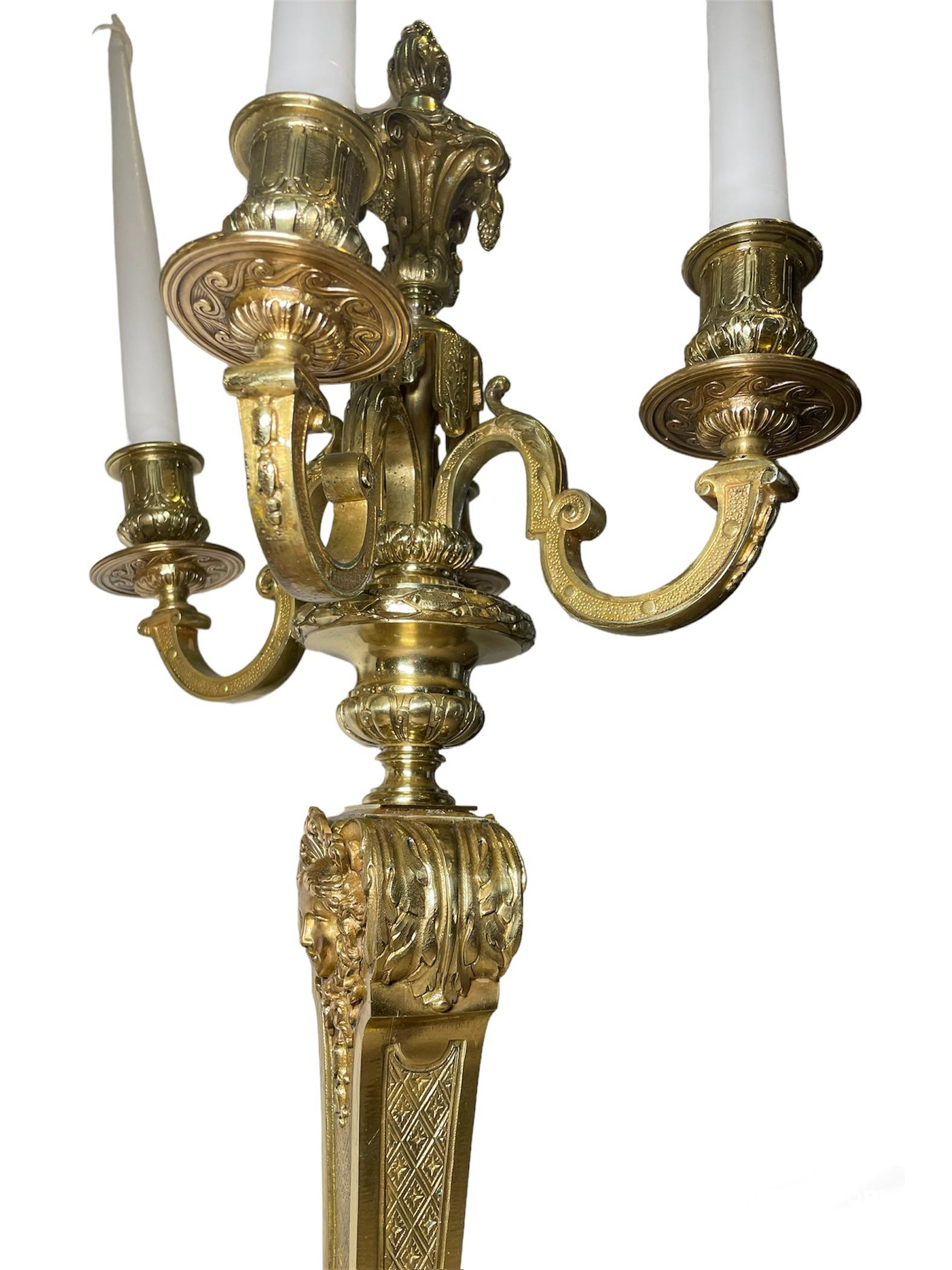 Coppia di candelabri in bronzo in stile neoclassico in vendita 4