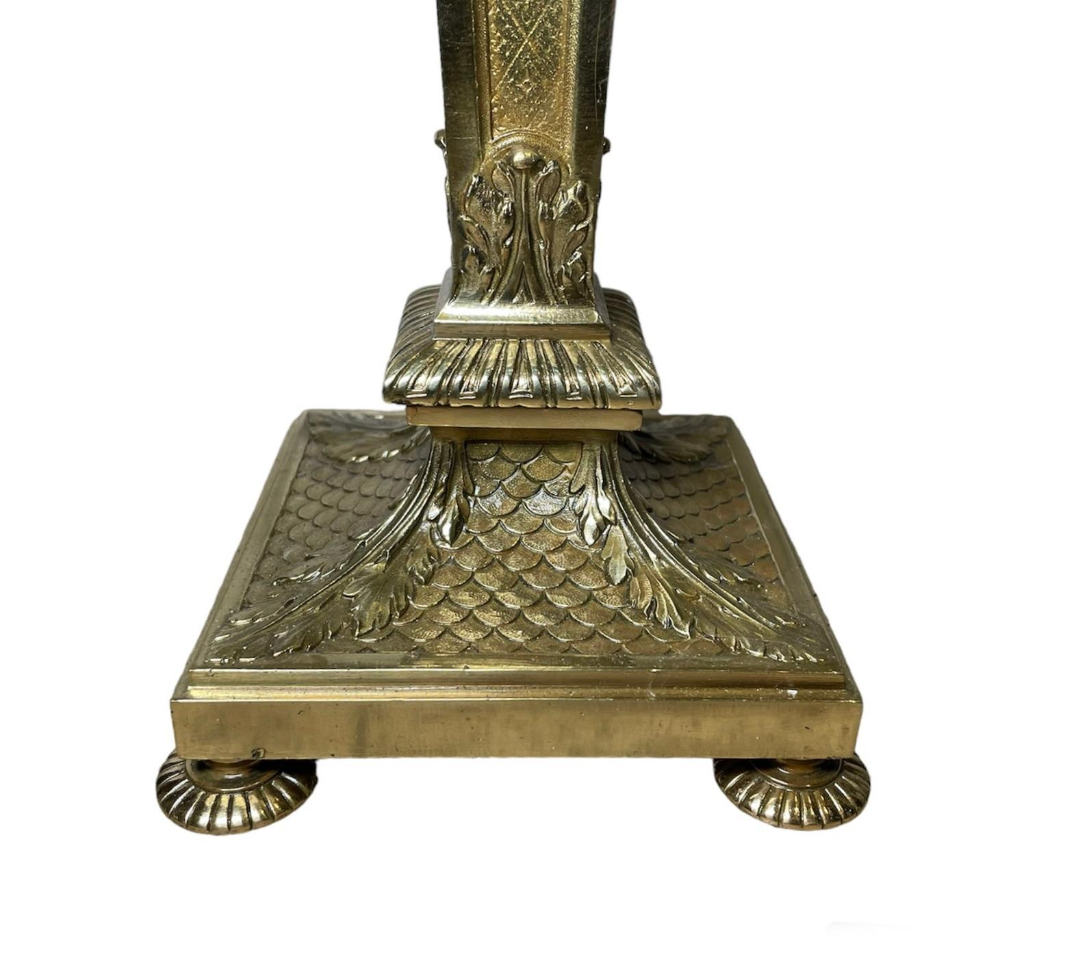 Neoclassico Coppia di candelabri in bronzo in stile neoclassico in vendita