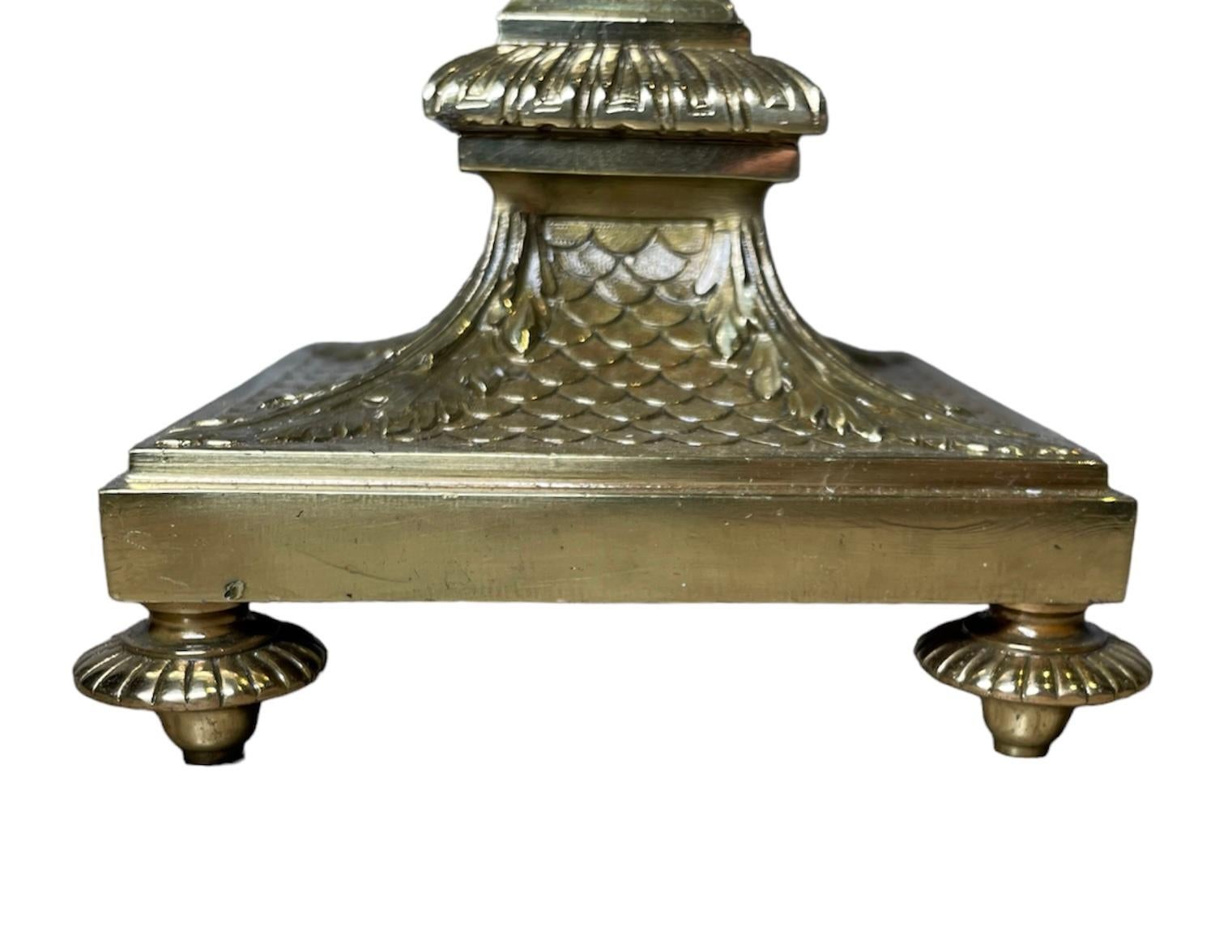 Coppia di candelabri in bronzo in stile neoclassico In condizioni buone in vendita a Guaynabo, PR