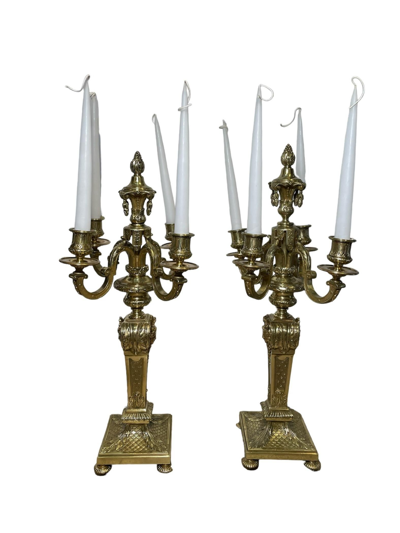 Coppia di candelabri in bronzo in stile neoclassico in vendita 1