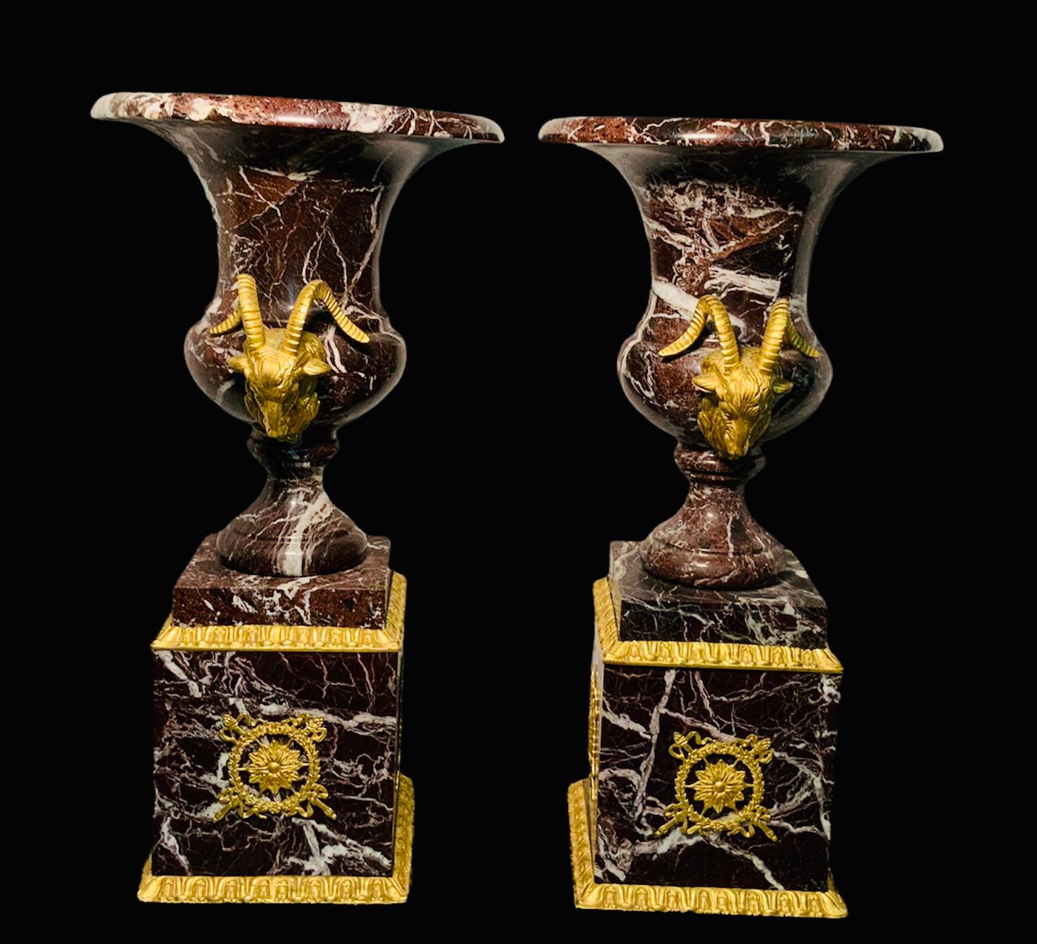 Paar glockenförmige Urnen aus braunem Marmor im neoklassischen Stil  im Angebot 8