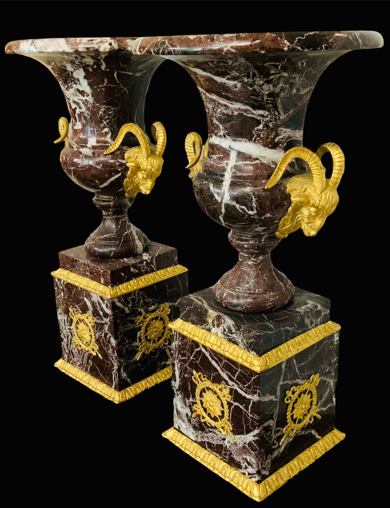 Neoclassico Coppia di urne a campana in marmo marrone in stile neoclassico in vendita