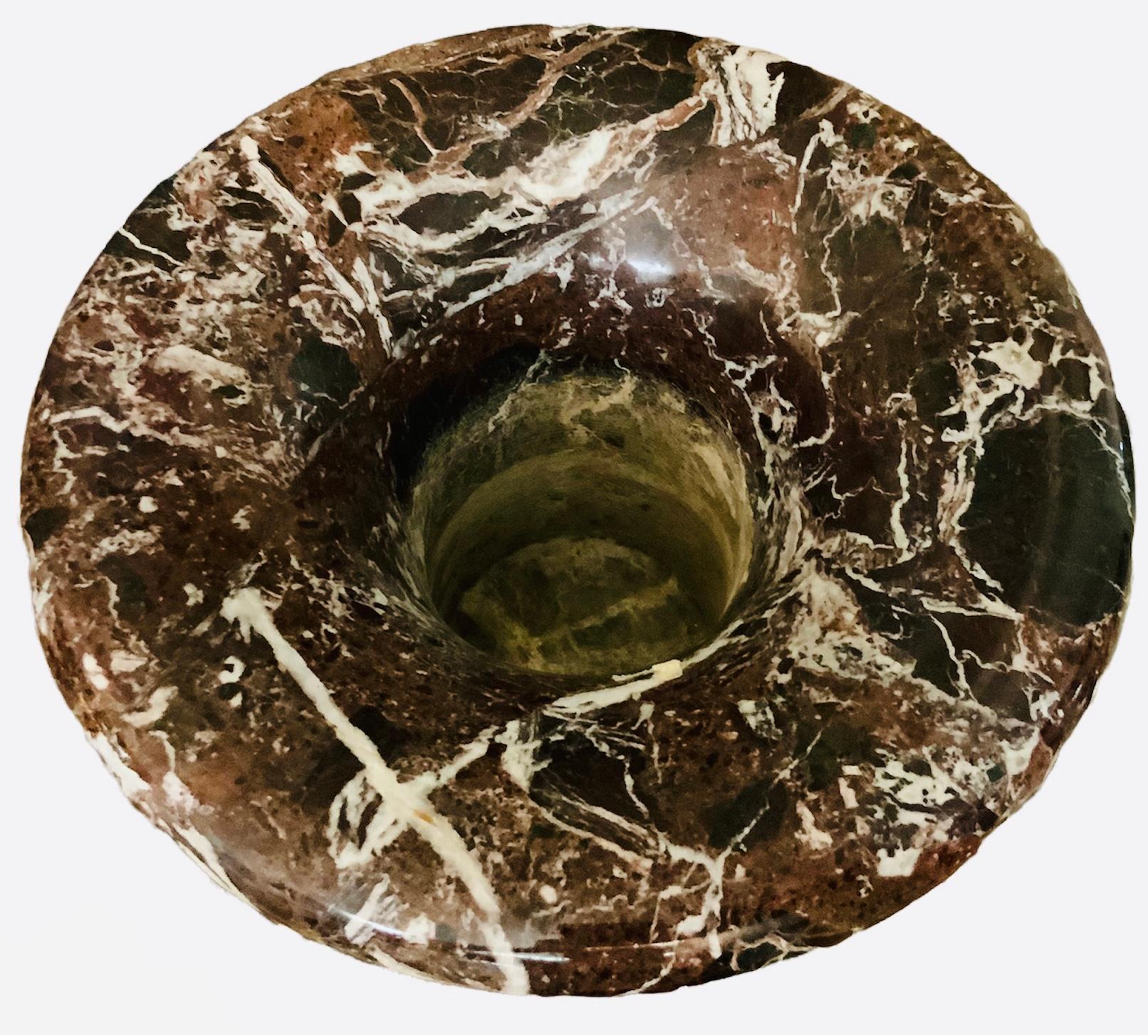 Paar glockenförmige Urnen aus braunem Marmor im neoklassischen Stil  (Unbekannt) im Angebot