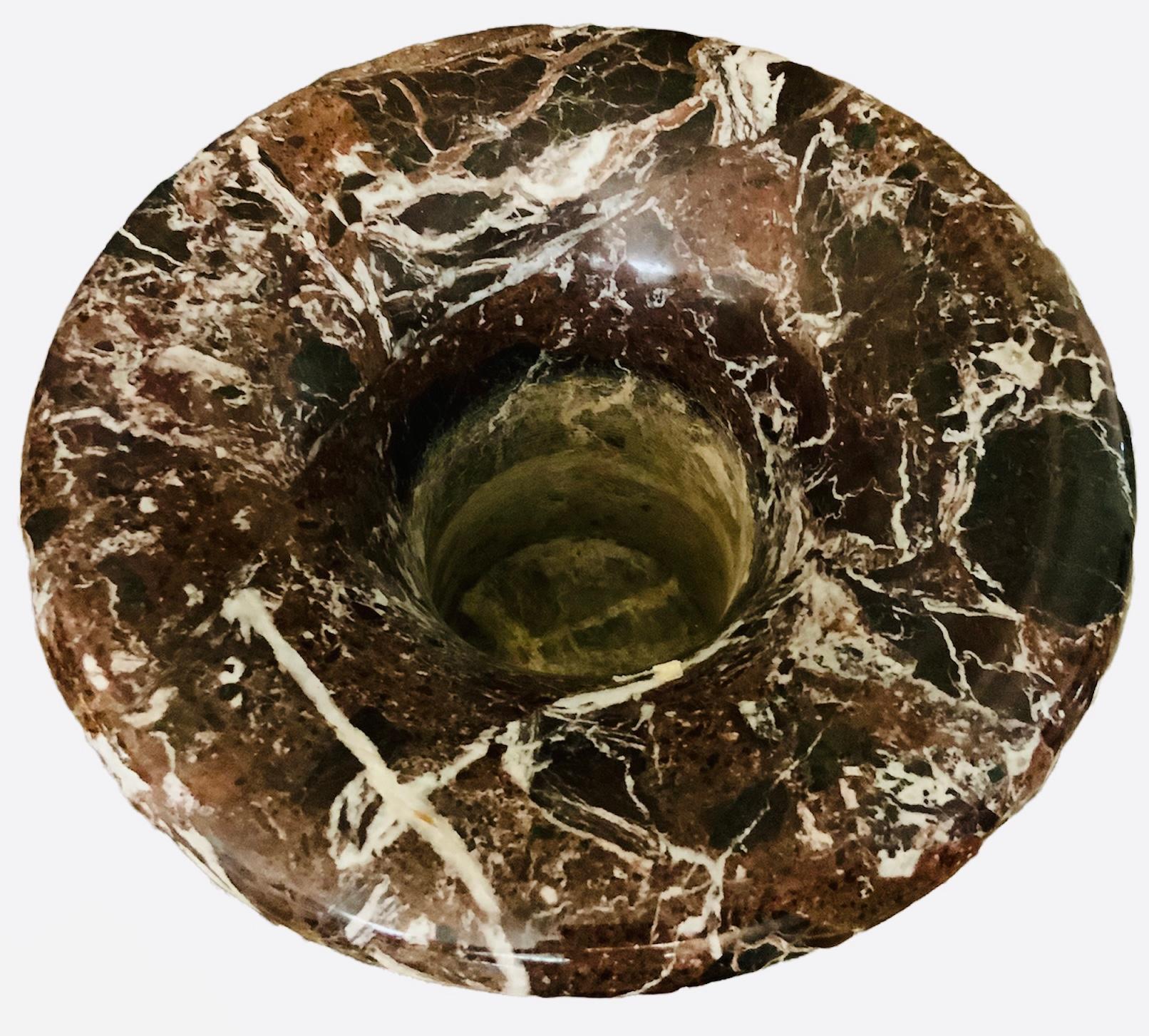 Sconosciuto Coppia di urne a campana in marmo marrone in stile neoclassico in vendita