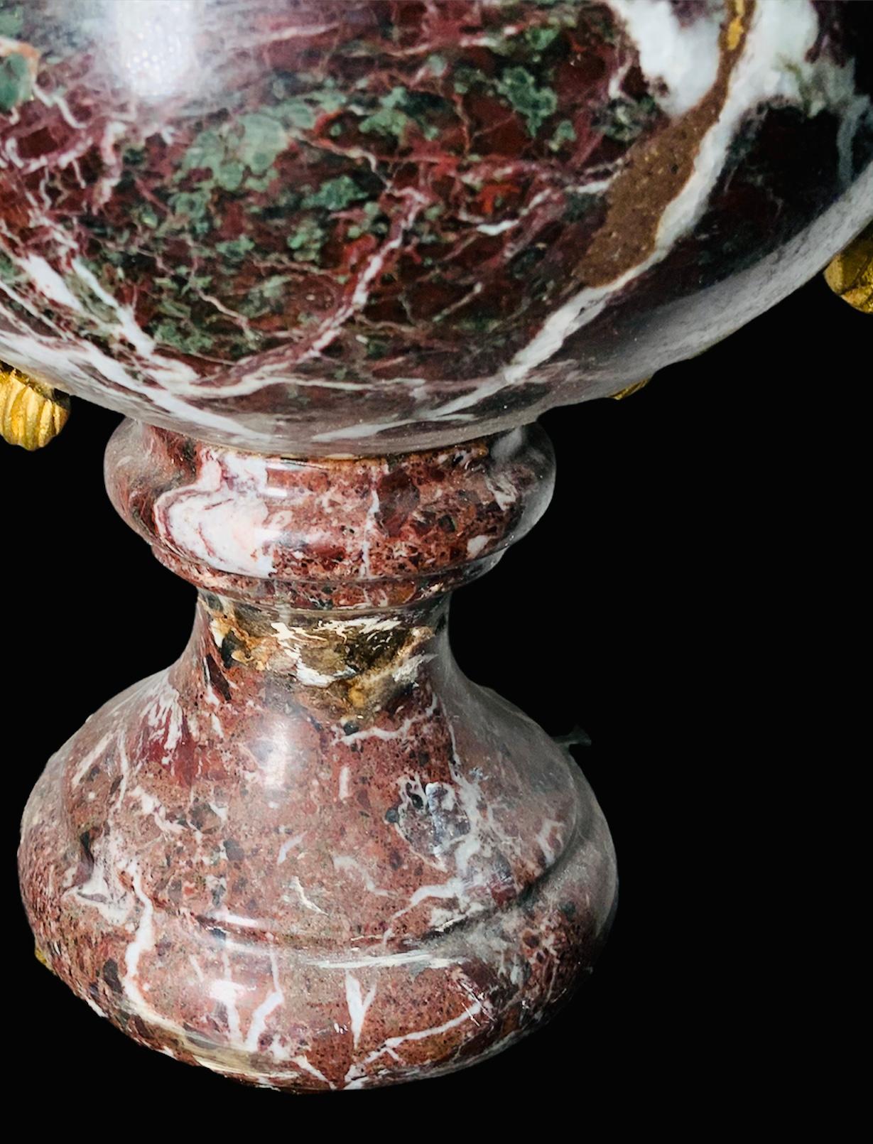 Paar glockenförmige Urnen aus braunem Marmor im neoklassischen Stil  im Zustand „Gut“ im Angebot in Guaynabo, PR