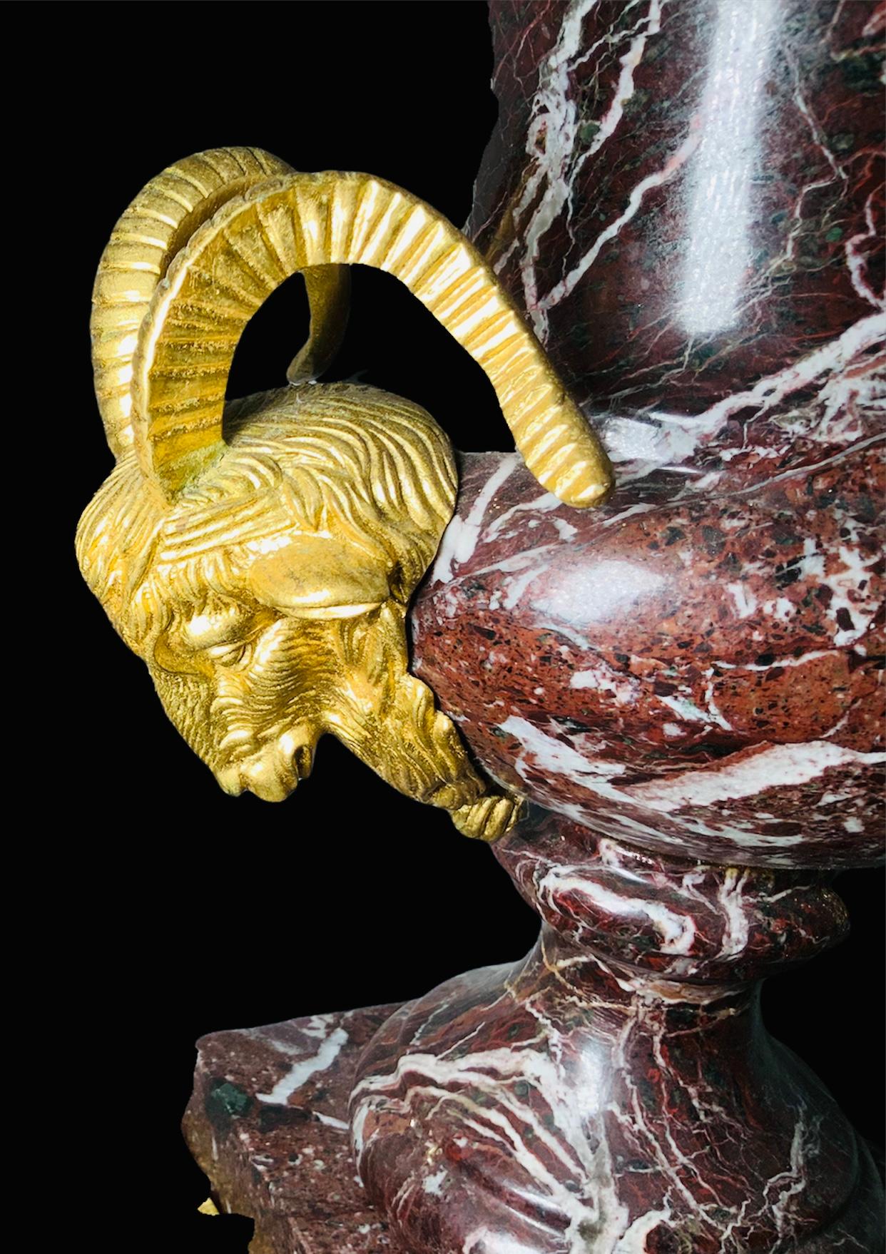 Paar glockenförmige Urnen aus braunem Marmor im neoklassischen Stil  im Angebot 1