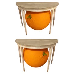 Paire de consoles Demi-Lune en bois vieilli de style néoclassique