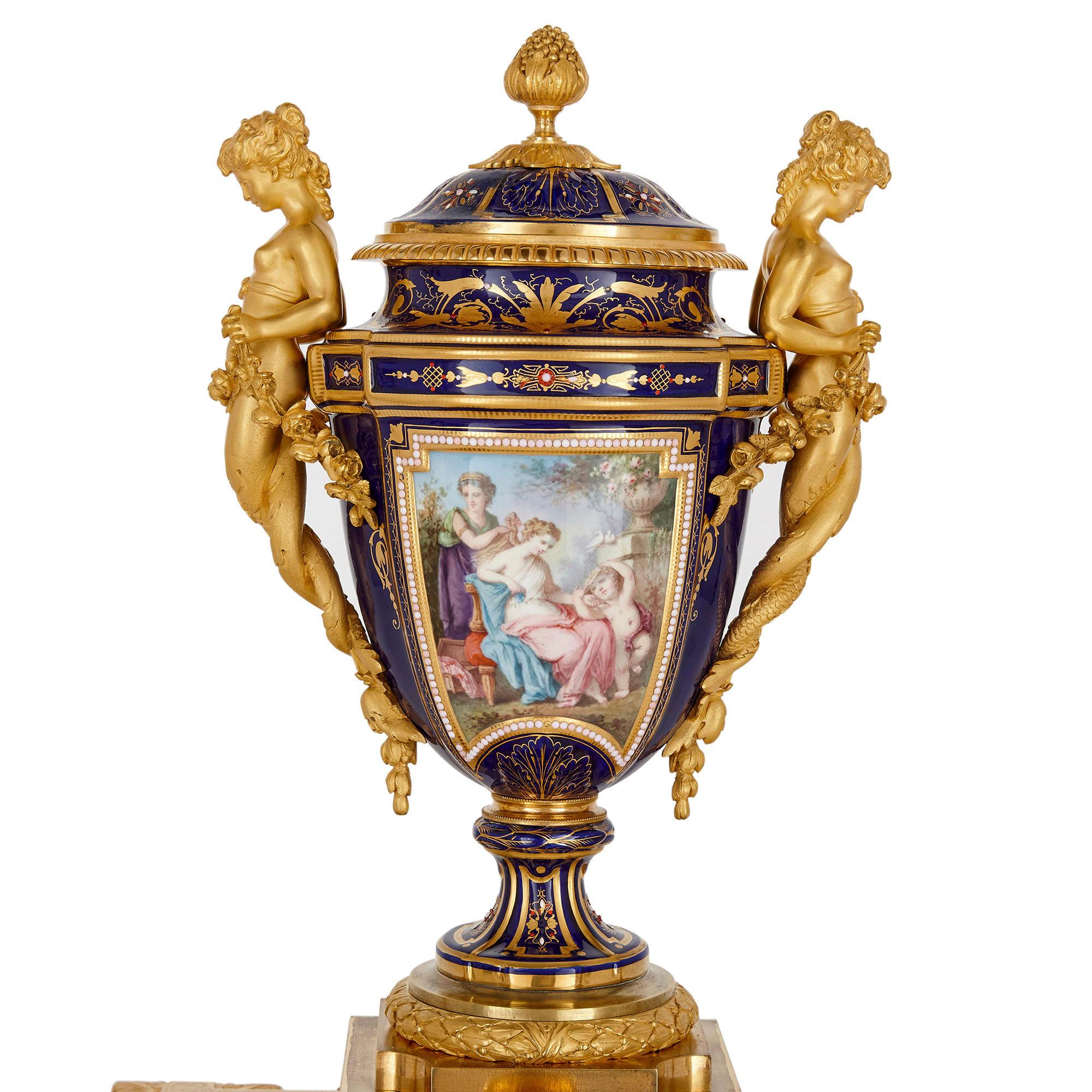 Néoclassique Ensemble d'horloges de style néoclassique en porcelaine et bronze doré de Barbedienne en vente