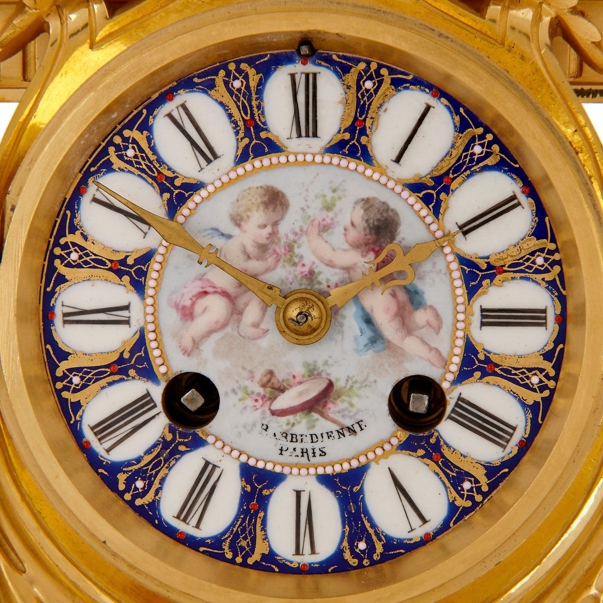 Uhrenset aus Porzellan und vergoldeter Bronze im neoklassischen Stil von Barbedienne (Französisch) im Angebot