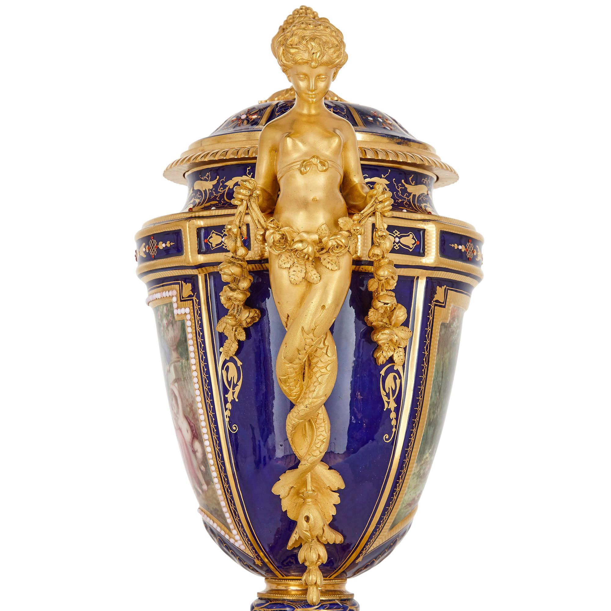 Uhrenset aus Porzellan und vergoldeter Bronze im neoklassischen Stil von Barbedienne im Zustand „Gut“ im Angebot in London, GB