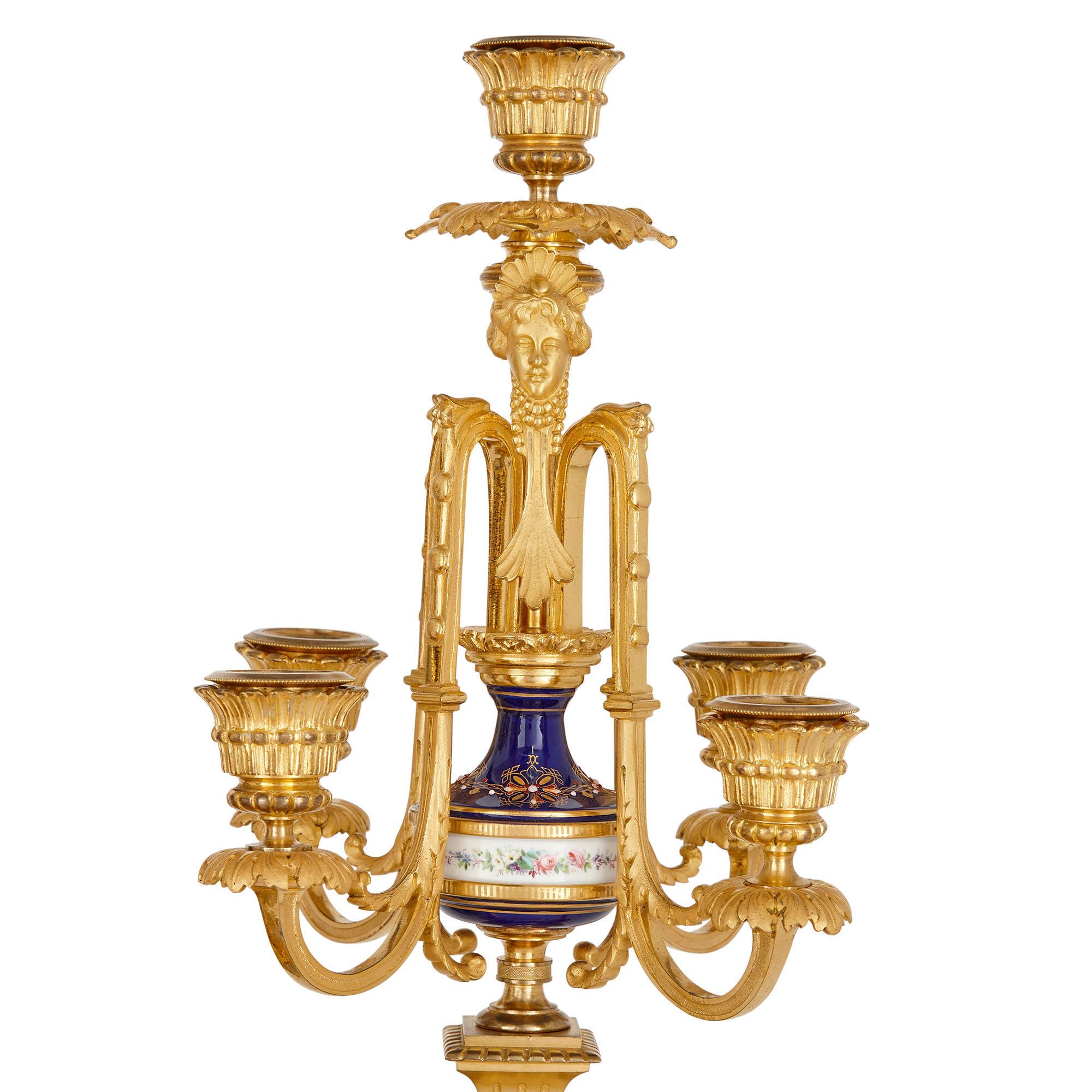XIX secolo Set di orologi in porcellana e bronzo dorato in stile neoclassico di Barbedienne in vendita