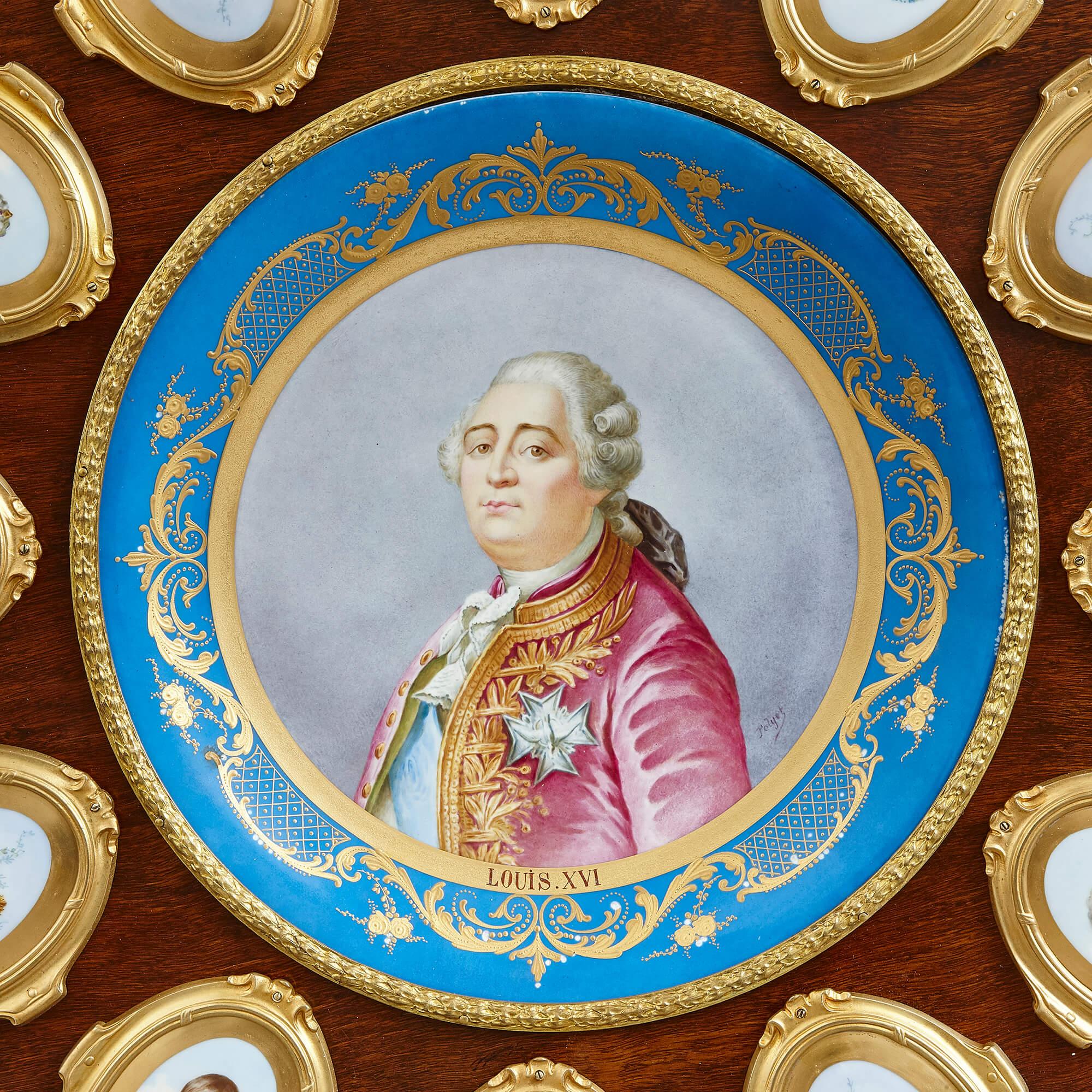 Louis XVI Table circulaire de style néoclassique montée sur porcelaine et bronze doré par Fournier en vente