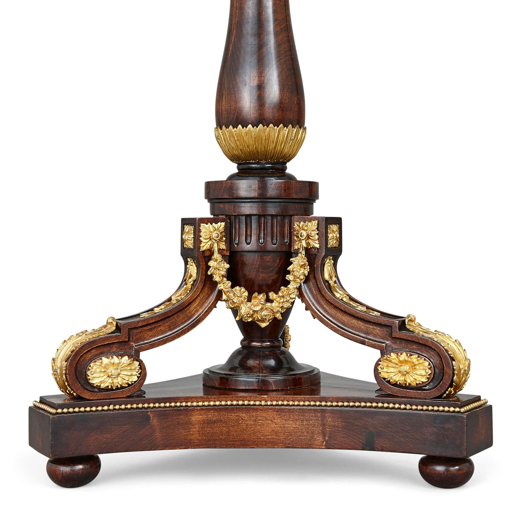 Français Table circulaire de style néoclassique montée sur porcelaine et bronze doré par Fournier en vente