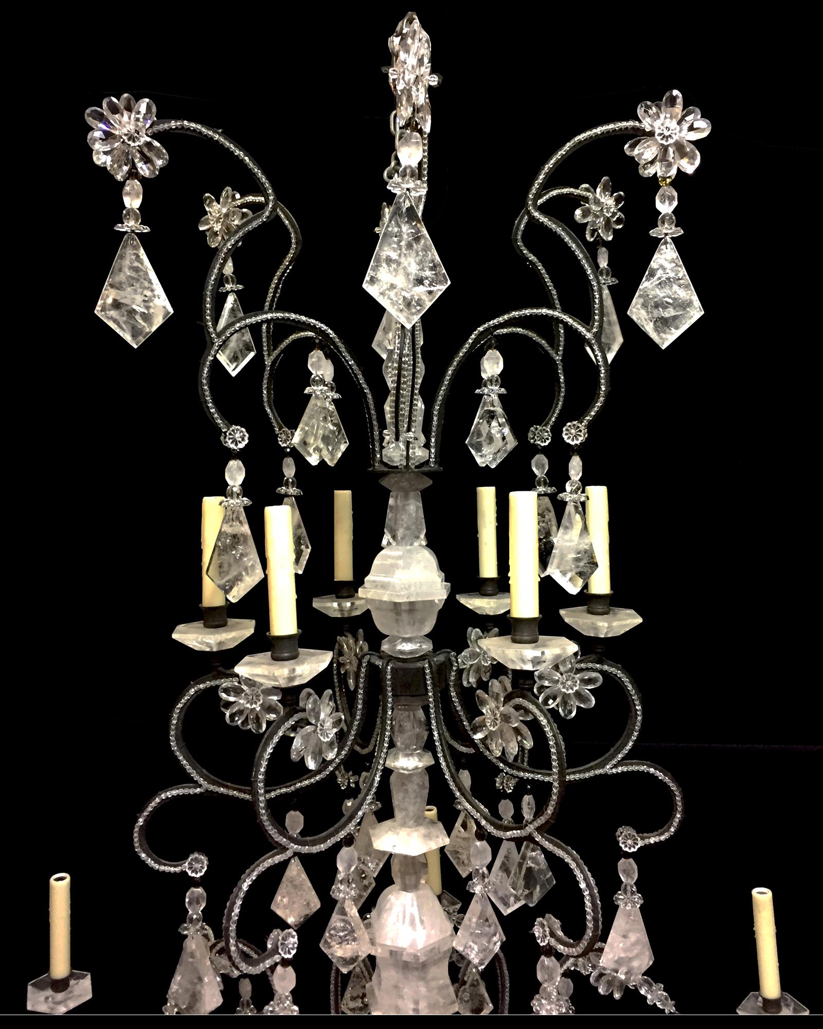 Zwölf-Licht-Kronleuchter aus Bergkristall im neoklassischen Stil (Handgeschnitzt) im Angebot