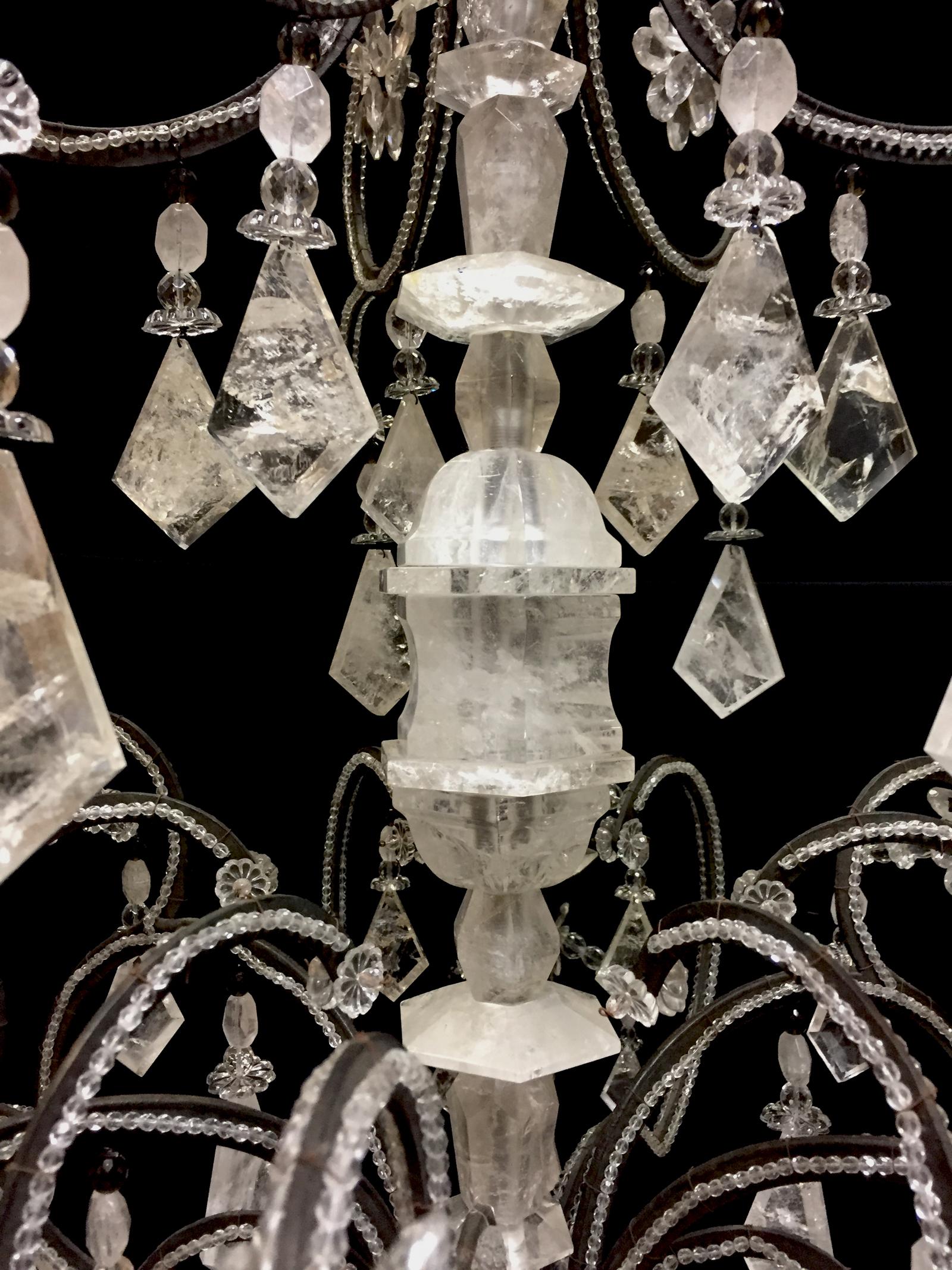 XXIe siècle et contemporain Lustre à douze lumières en cristal de roche de style néoclassique en vente