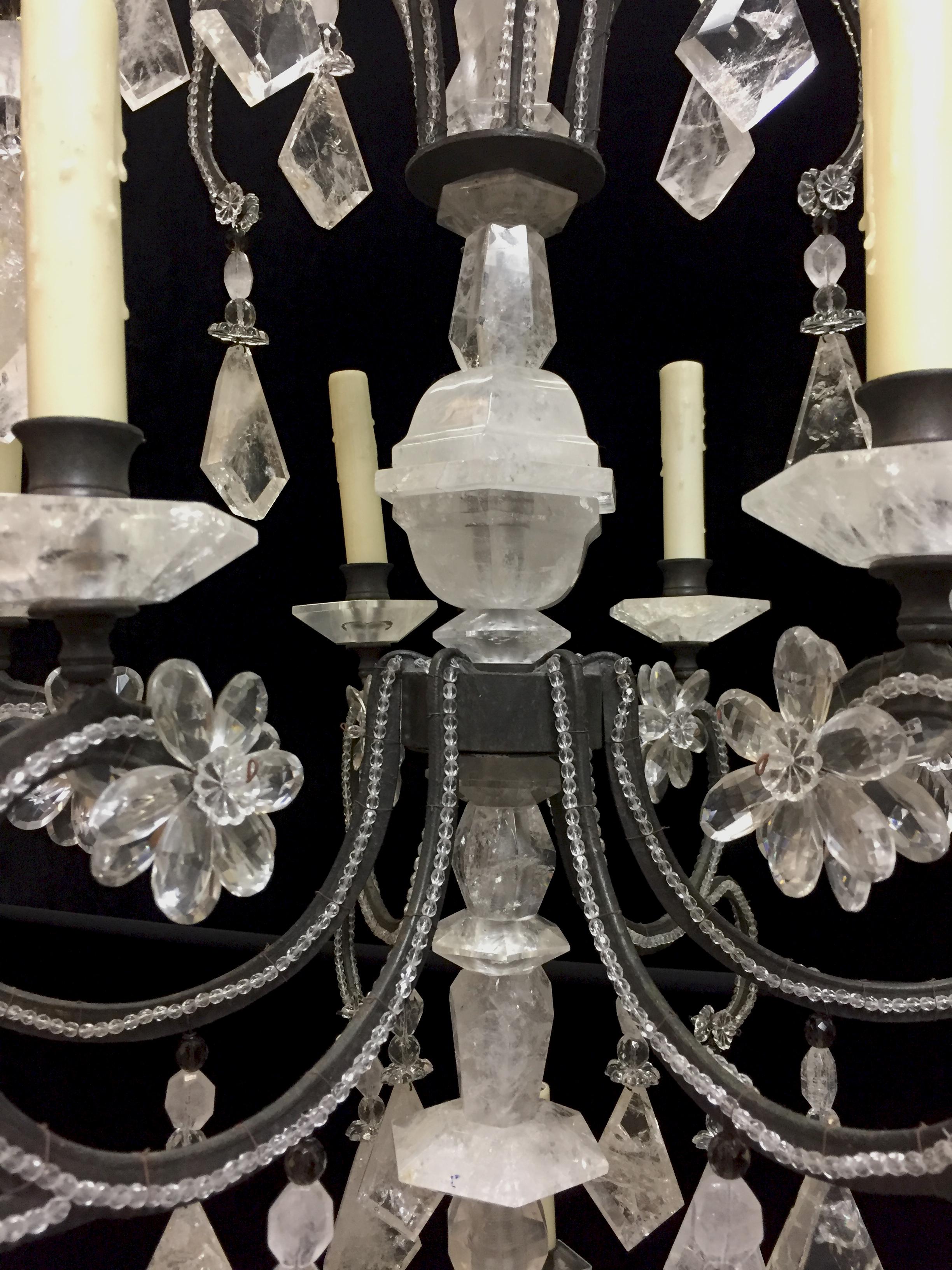 Zwölf-Licht-Kronleuchter aus Bergkristall im neoklassischen Stil (Schmiedeeisen) im Angebot