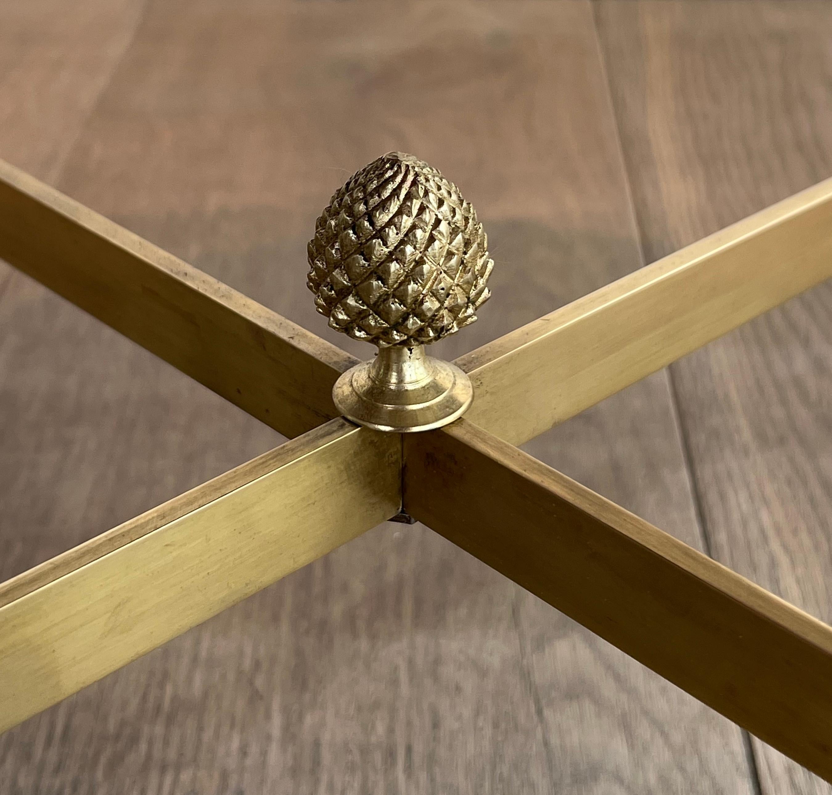 Tavolino rotondo in ottone in stile neoclassico con piano in marmo di Maison Jansen in vendita 3