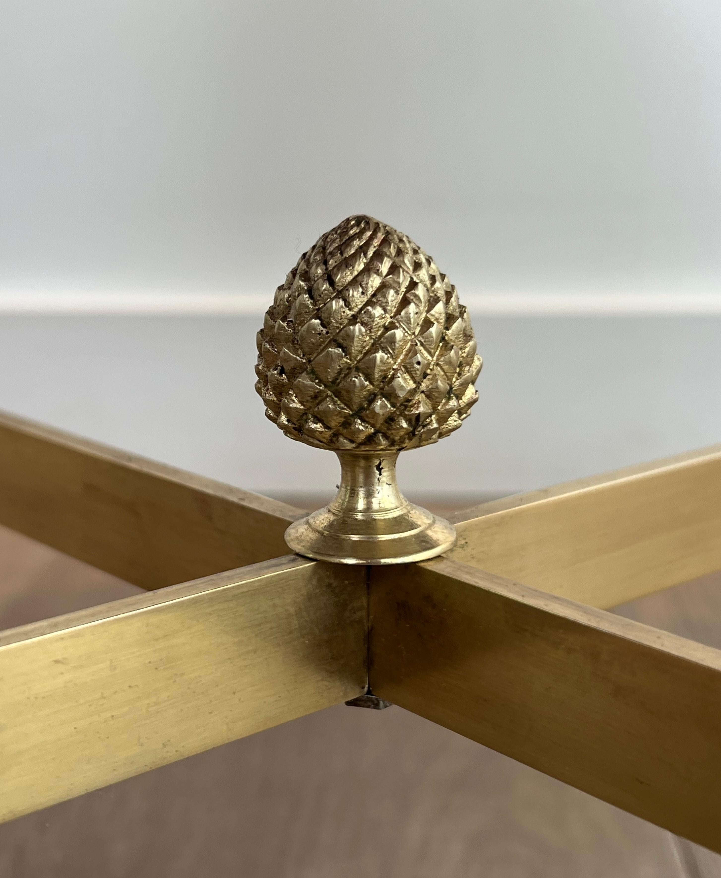 Tavolino rotondo in ottone in stile neoclassico con piano in marmo di Maison Jansen in vendita 4