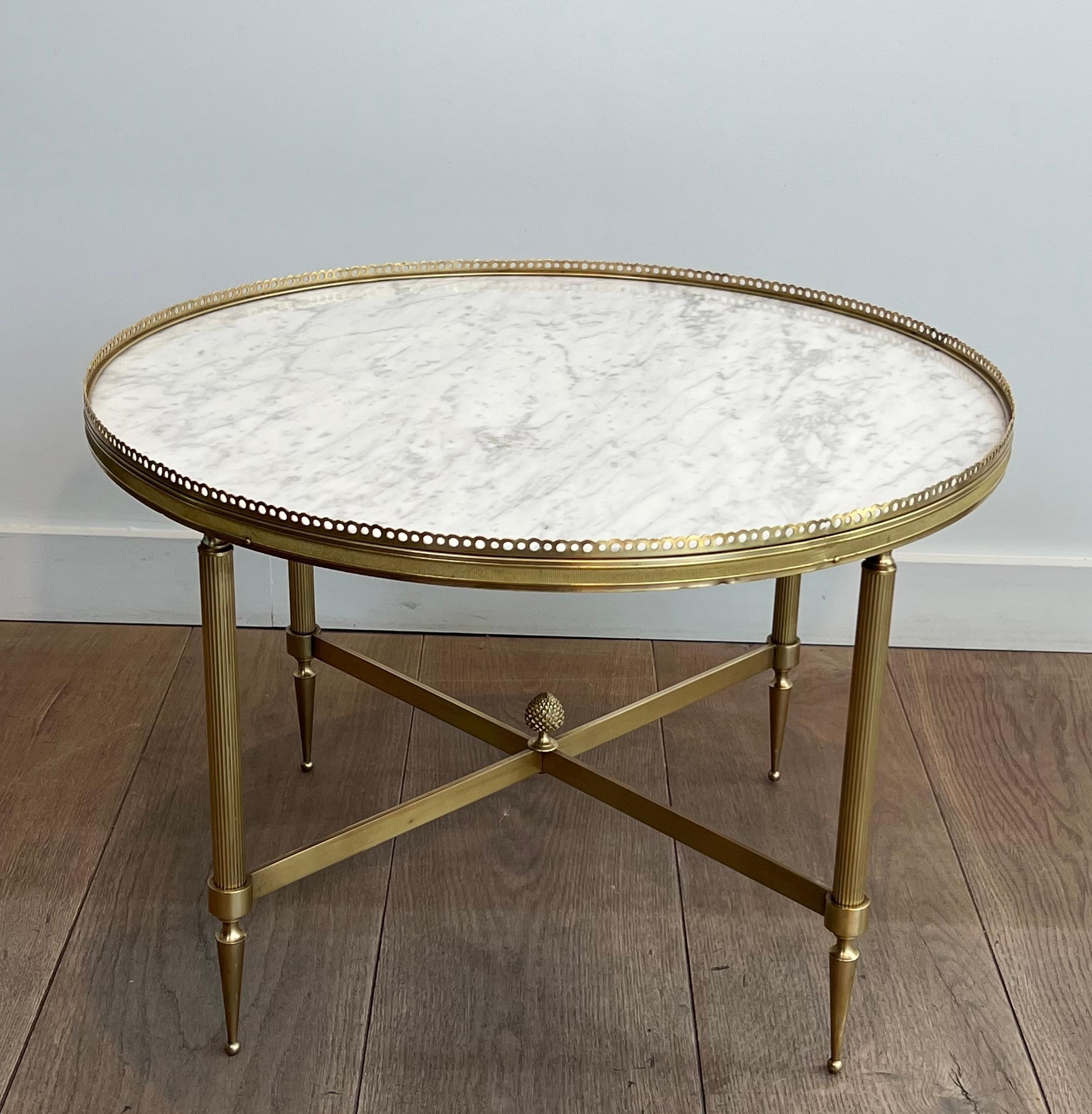 Tavolino rotondo in ottone in stile neoclassico con piano in marmo di Maison Jansen in vendita 5