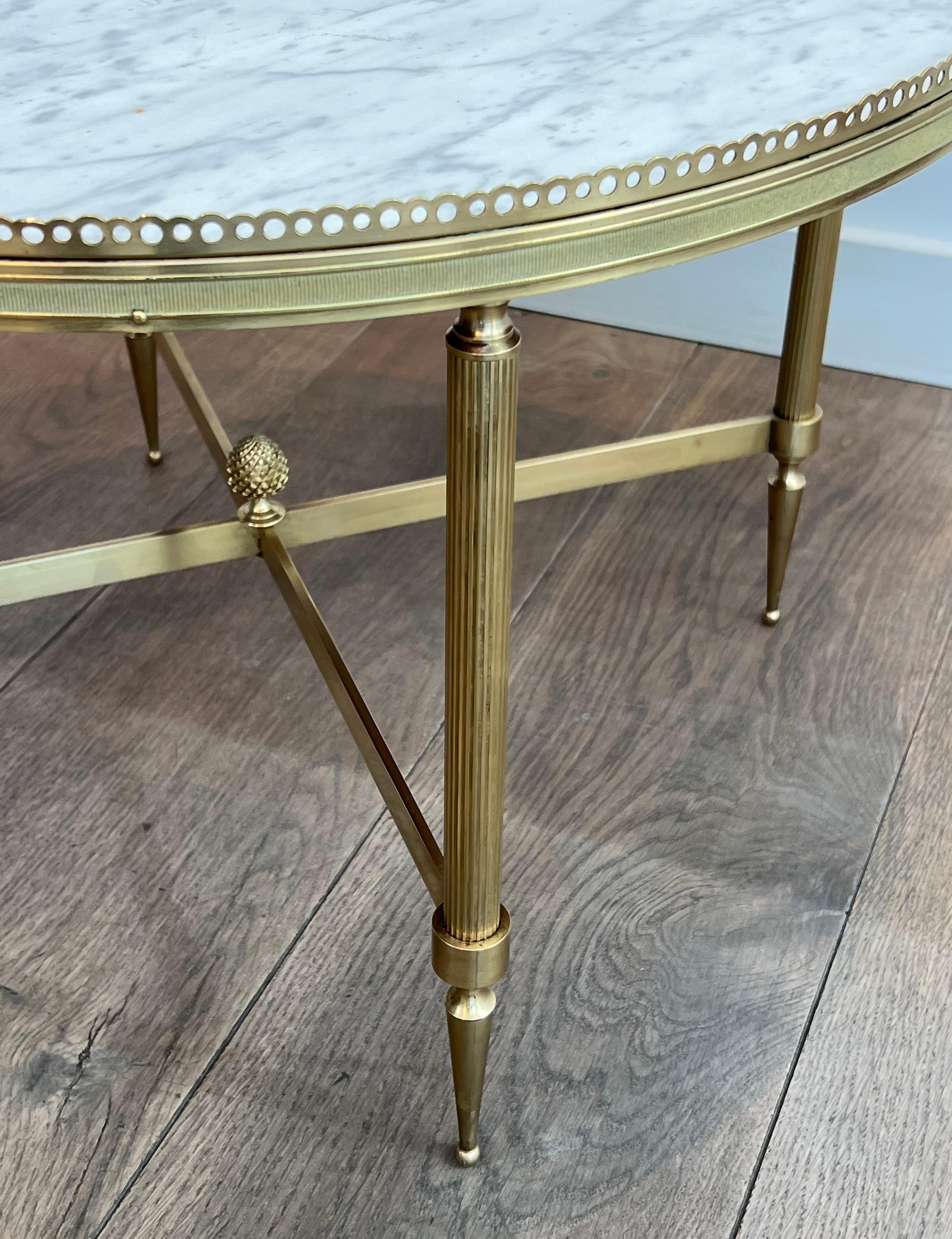 Tavolino rotondo in ottone in stile neoclassico con piano in marmo di Maison Jansen in vendita 6