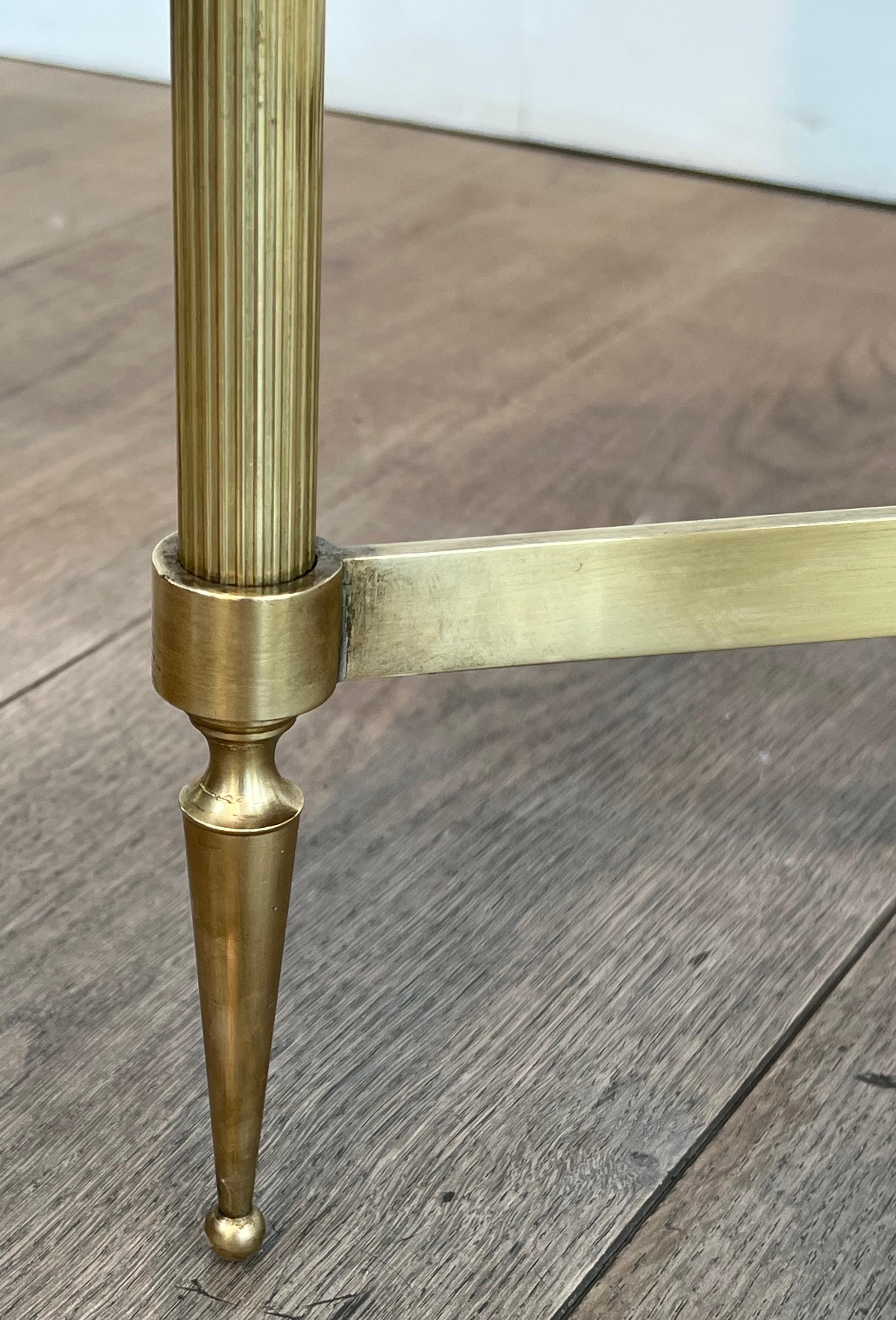 Tavolino rotondo in ottone in stile neoclassico con piano in marmo di Maison Jansen in vendita 8