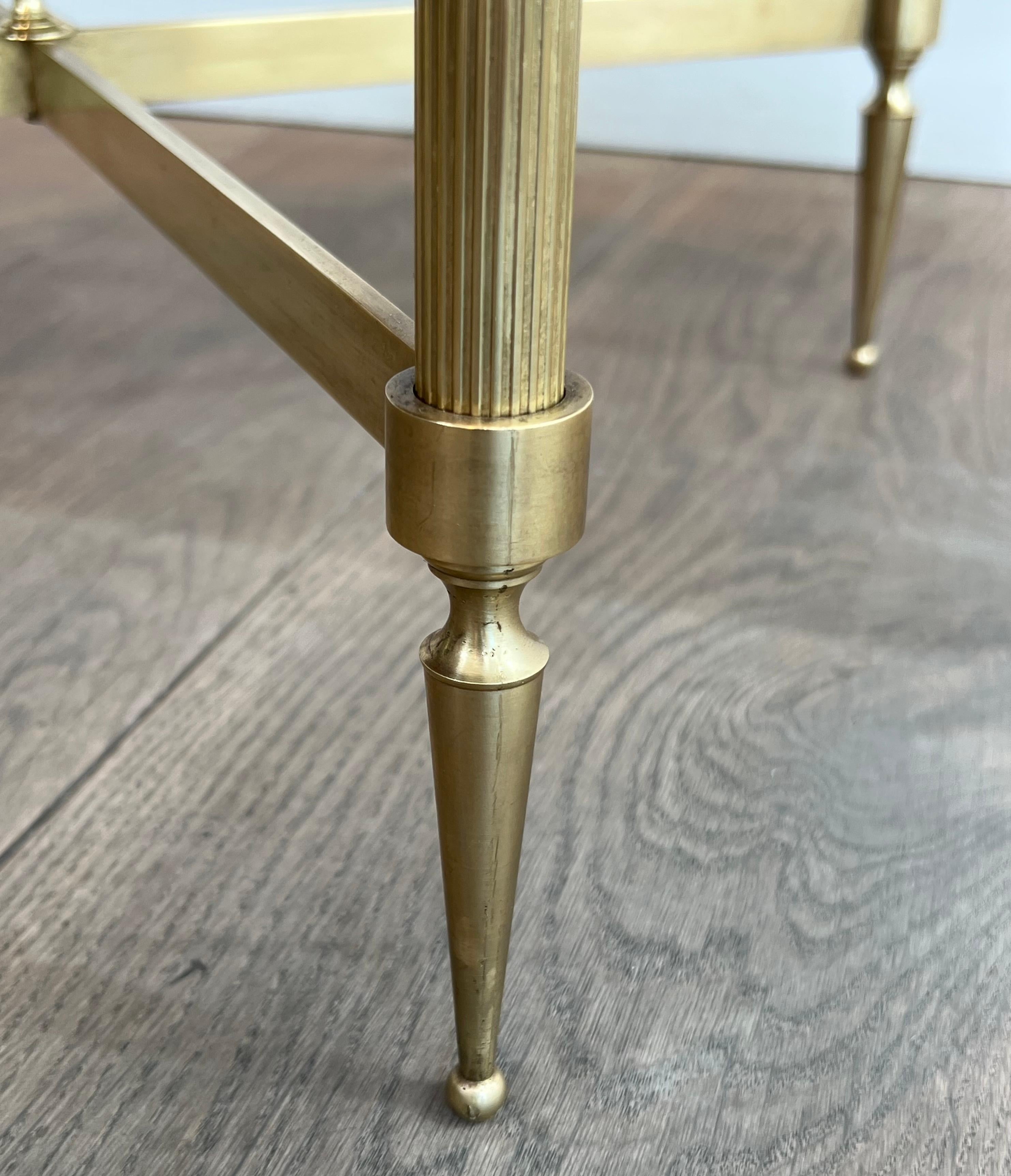 Tavolino rotondo in ottone in stile neoclassico con piano in marmo di Maison Jansen in vendita 9
