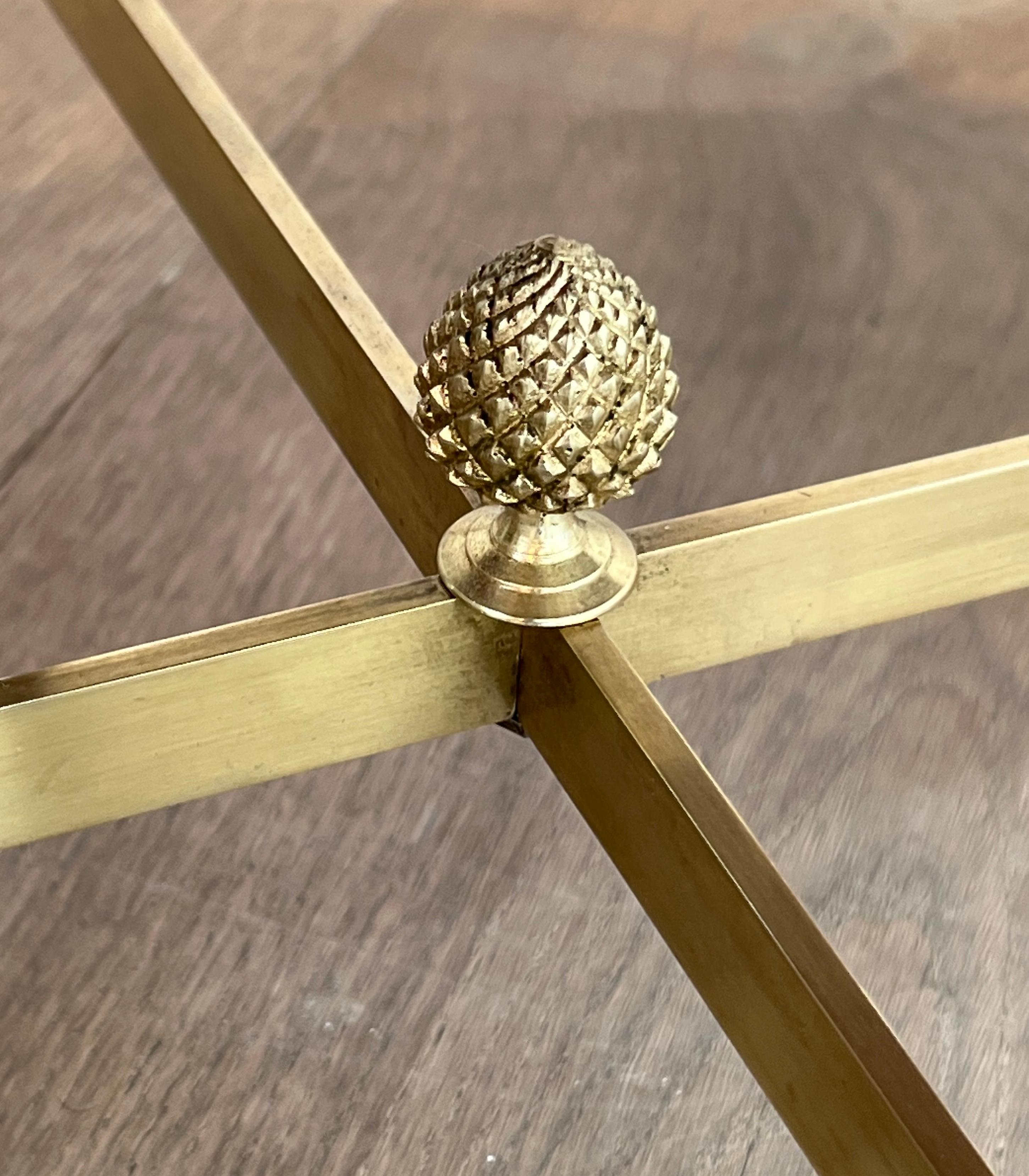 Tavolino rotondo in ottone in stile neoclassico con piano in marmo di Maison Jansen in vendita 10
