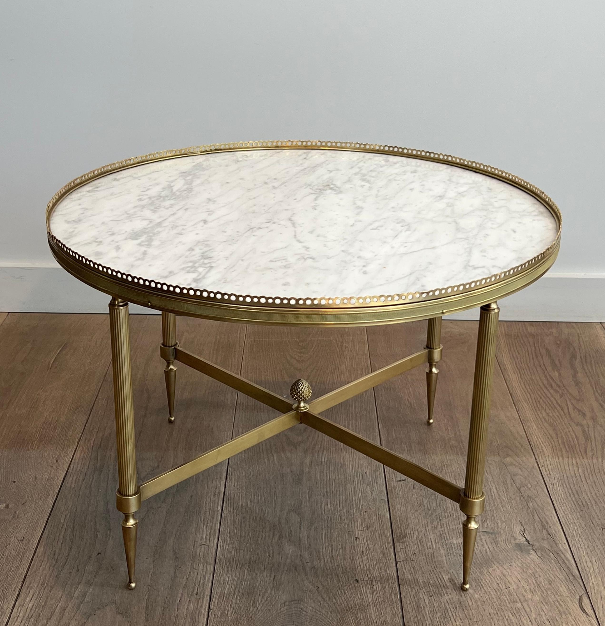 Tavolino rotondo in ottone in stile neoclassico con piano in marmo di Maison Jansen in vendita 12
