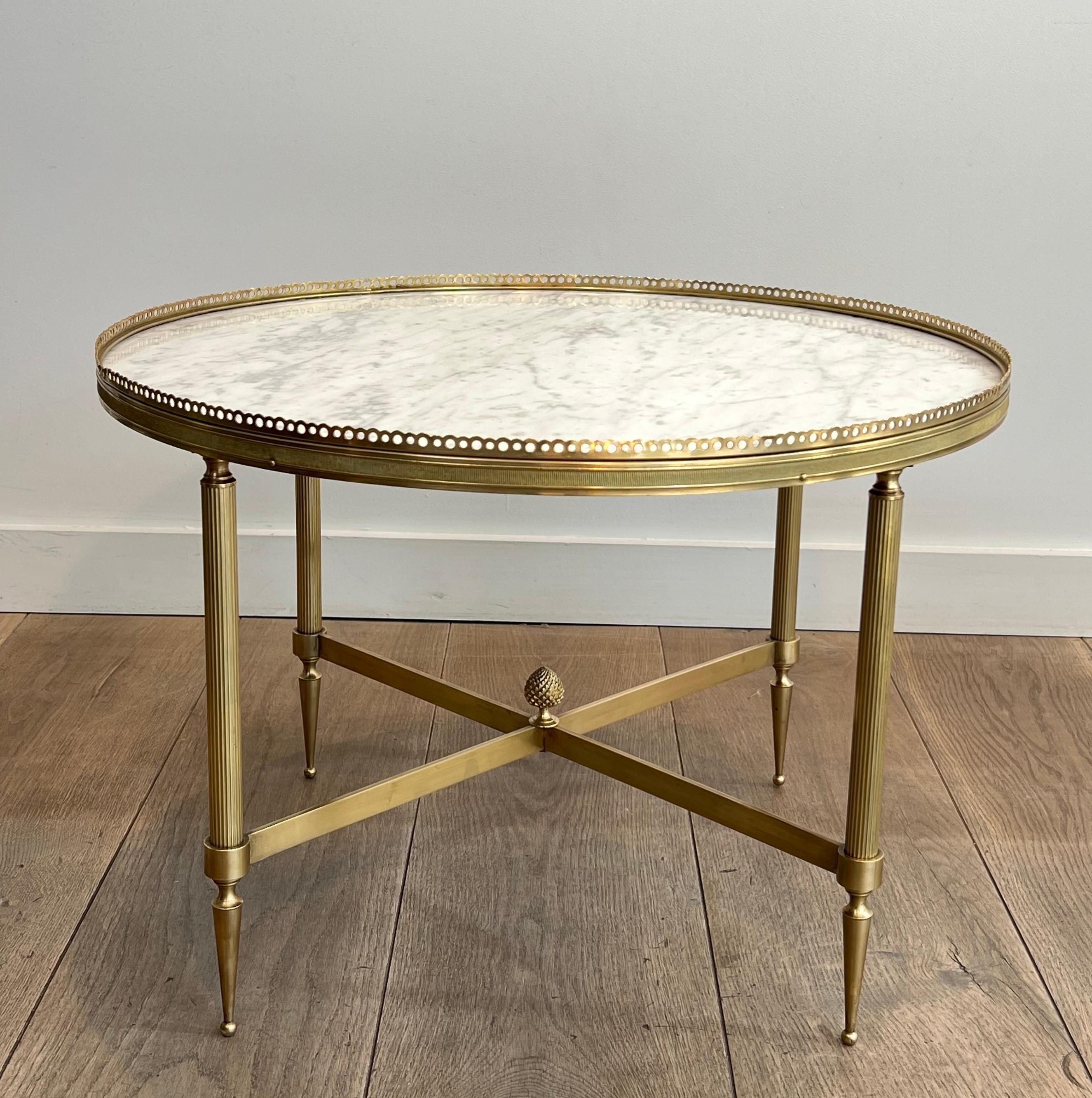 Tavolino rotondo in ottone in stile neoclassico con piano in marmo di Maison Jansen in vendita 13