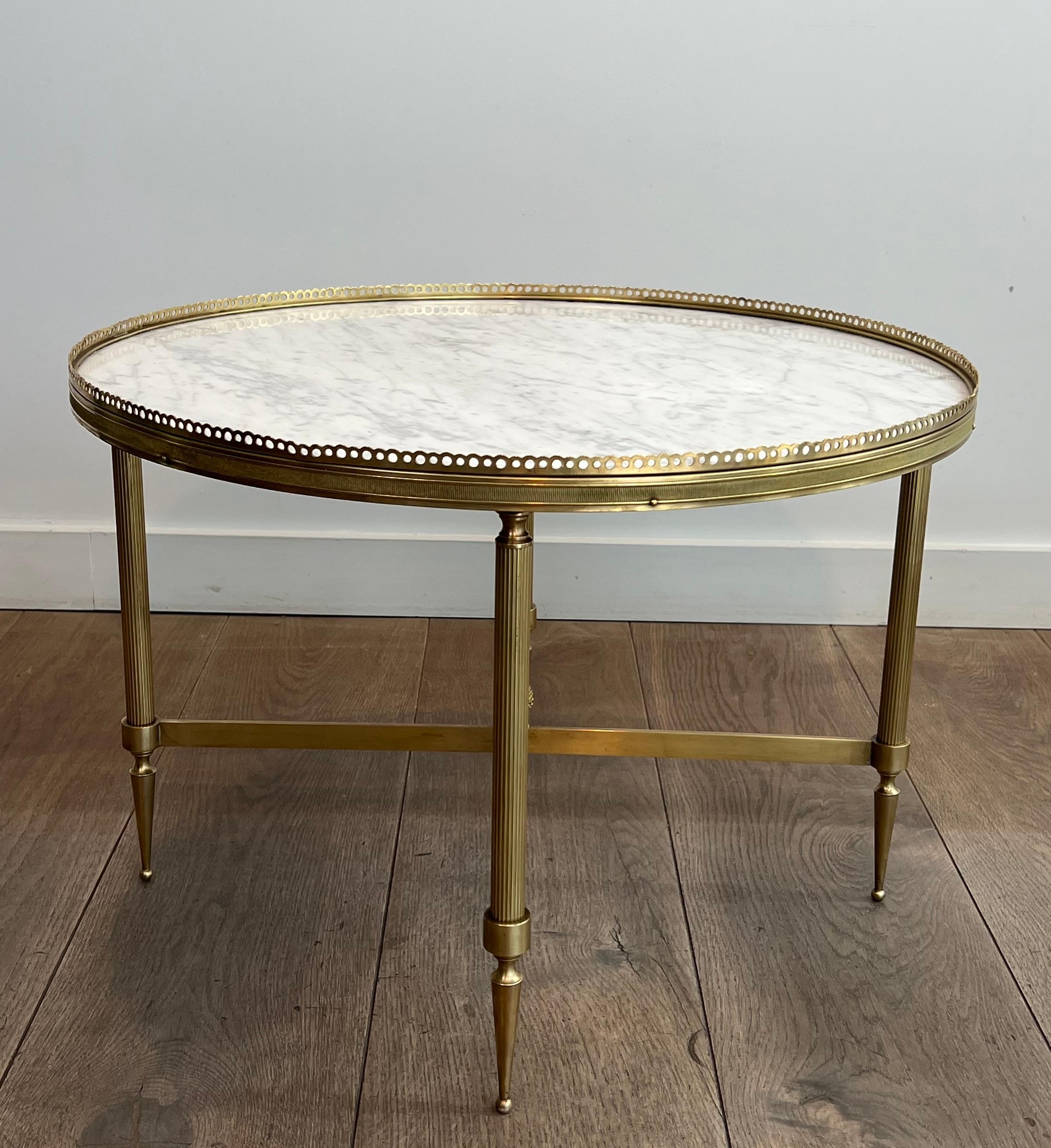 Francese Tavolino rotondo in ottone in stile neoclassico con piano in marmo di Maison Jansen in vendita