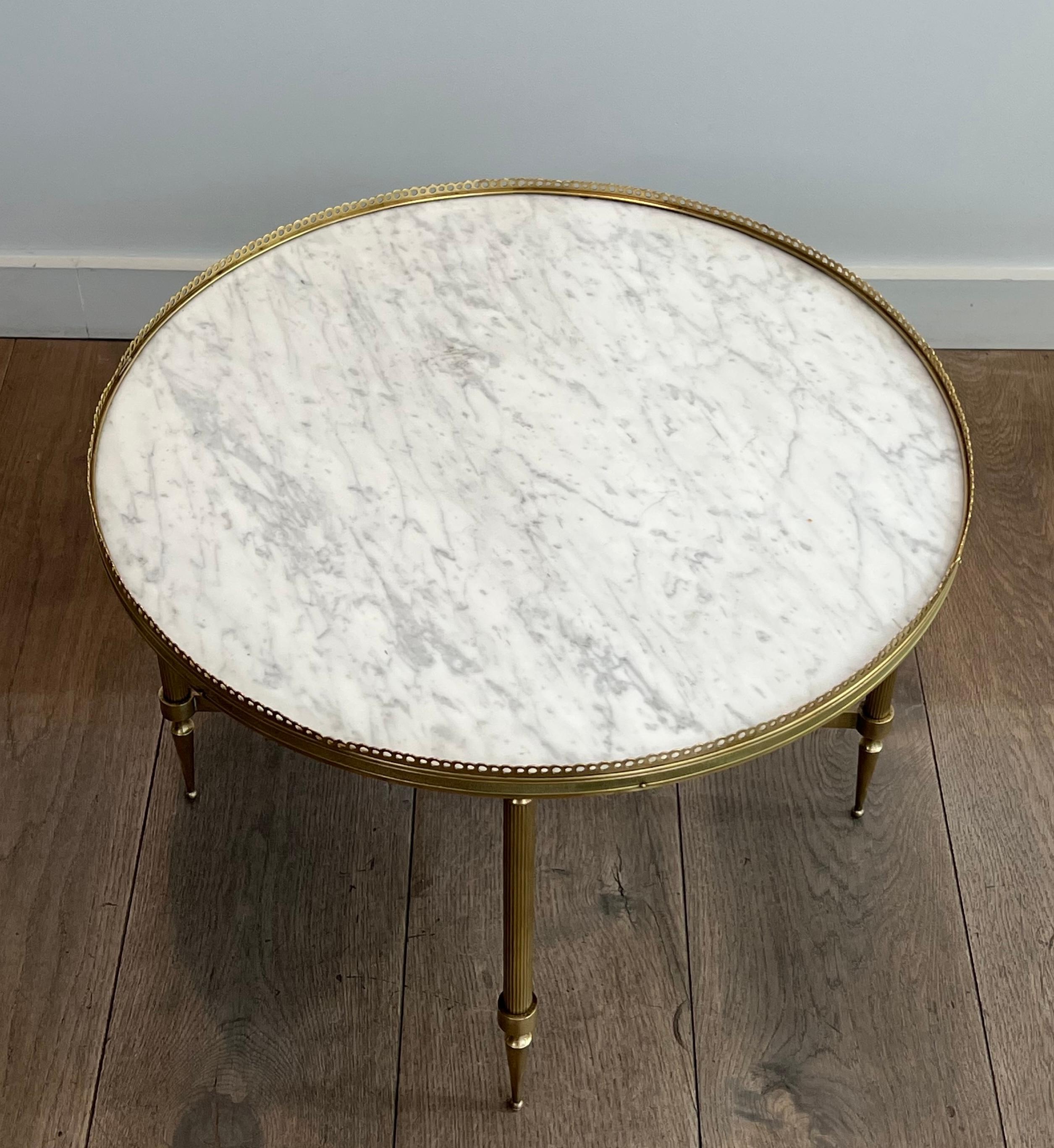 Tavolino rotondo in ottone in stile neoclassico con piano in marmo di Maison Jansen In condizioni buone in vendita a Marcq-en-Barœul, Hauts-de-France