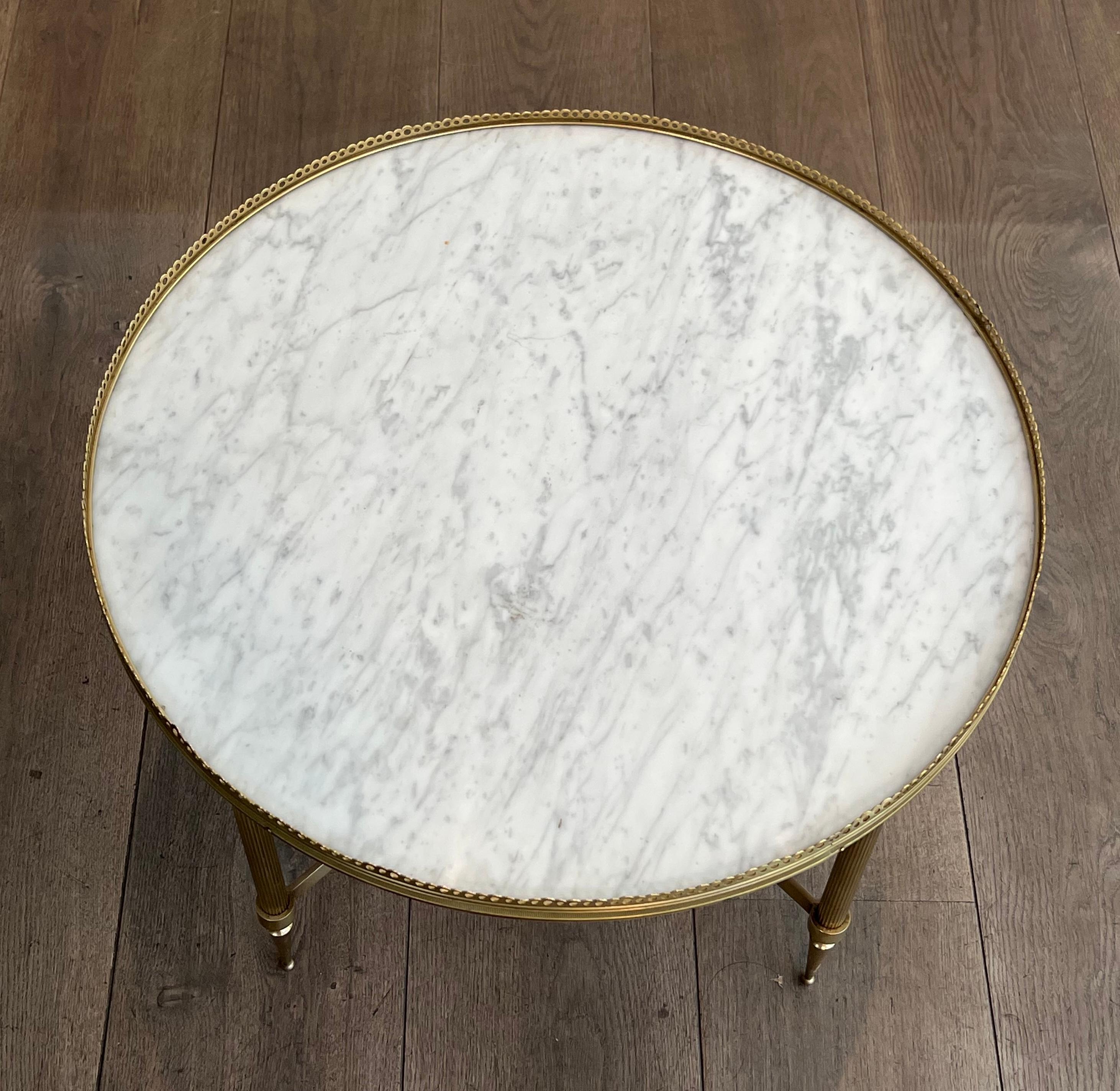 Metà XX secolo Tavolino rotondo in ottone in stile neoclassico con piano in marmo di Maison Jansen in vendita