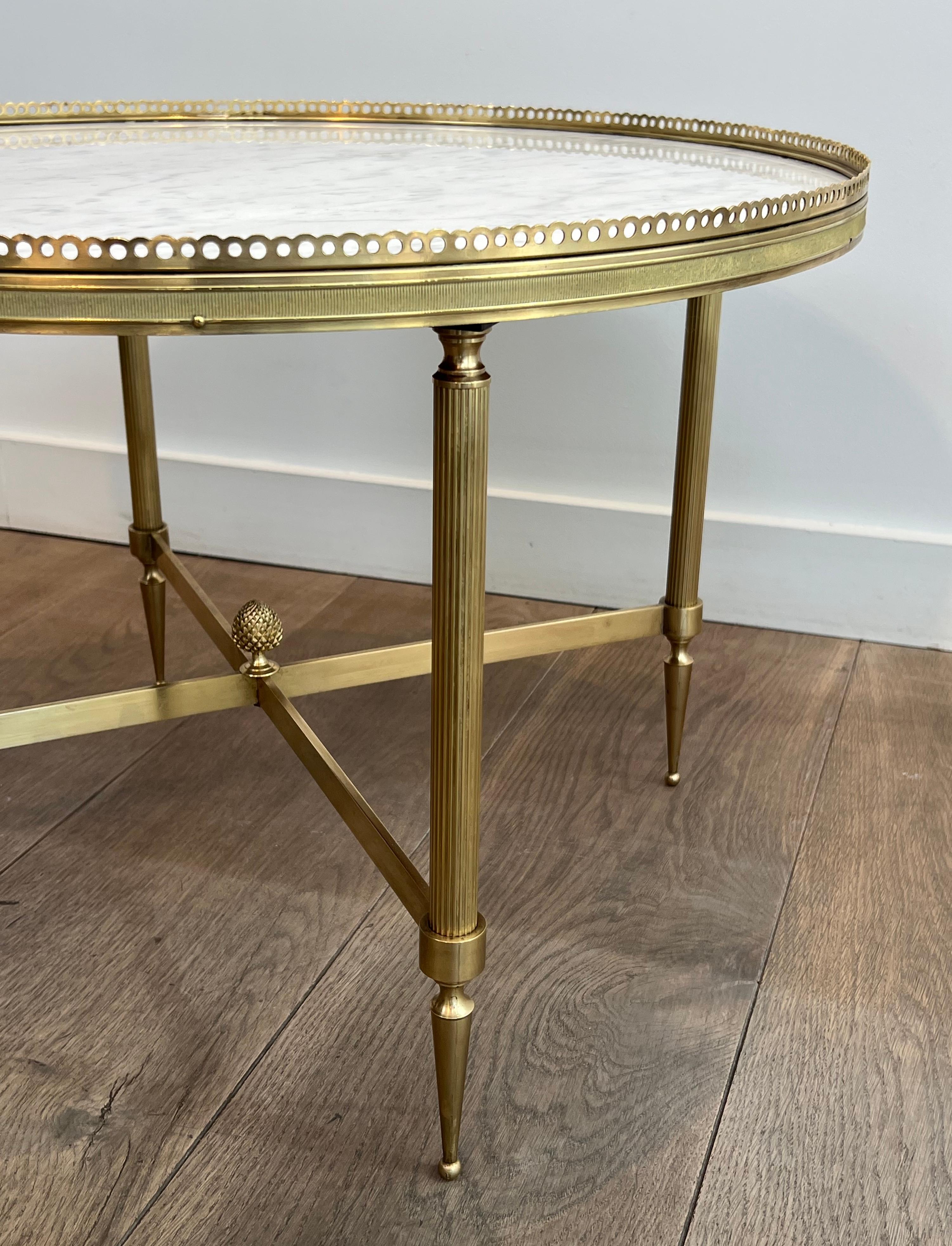 Ottone Tavolino rotondo in ottone in stile neoclassico con piano in marmo di Maison Jansen in vendita