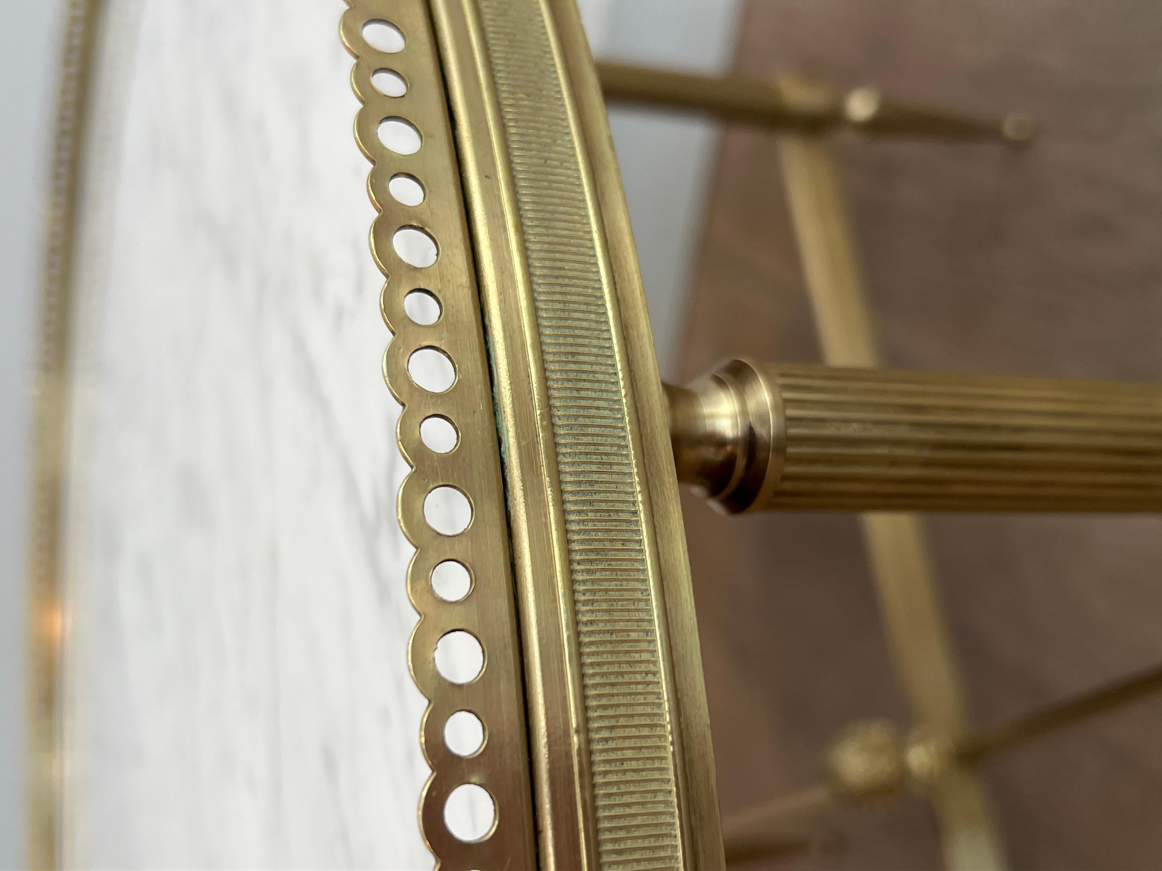 Tavolino rotondo in ottone in stile neoclassico con piano in marmo di Maison Jansen in vendita 1