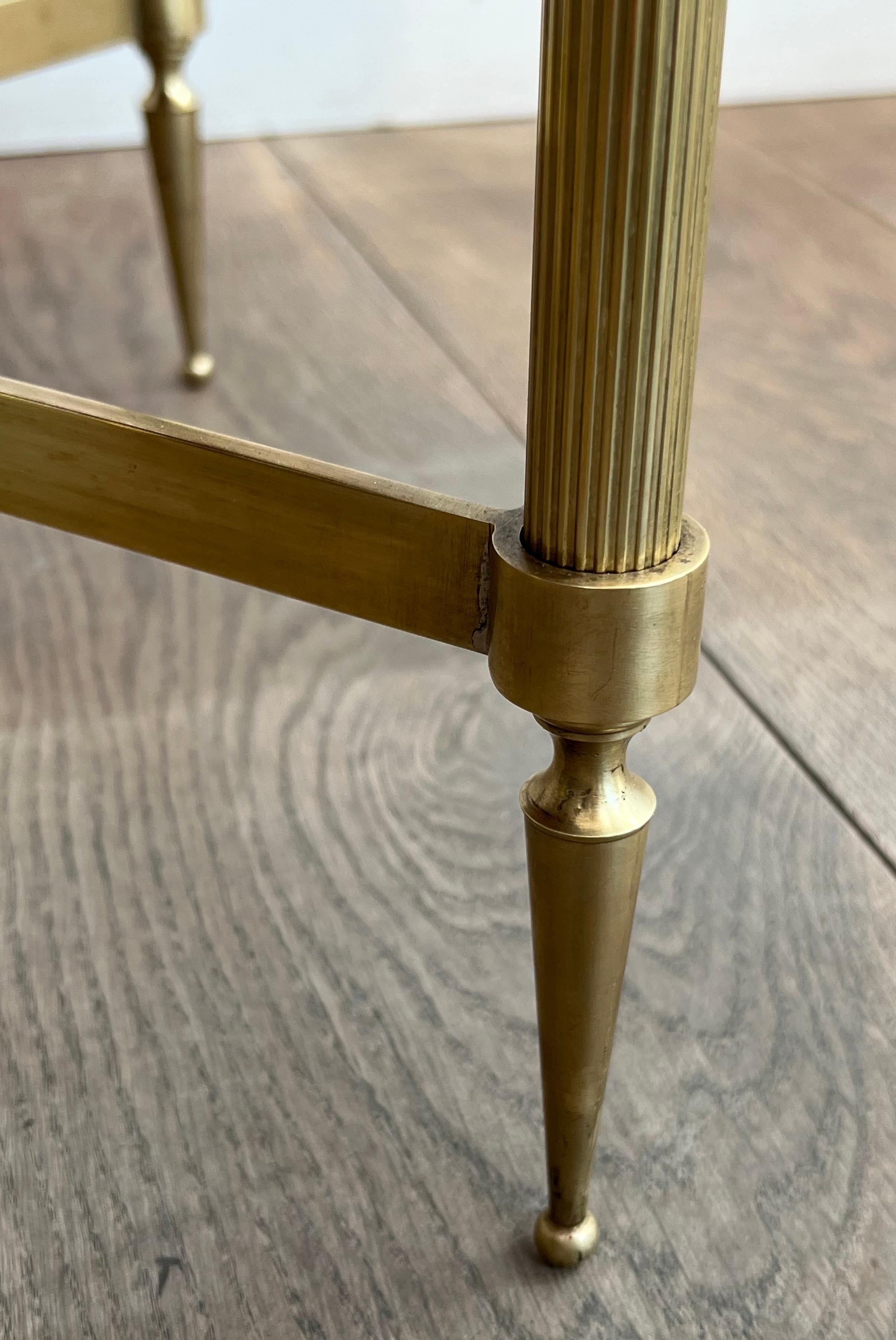 Tavolino rotondo in ottone in stile neoclassico con piano in marmo di Maison Jansen in vendita 2