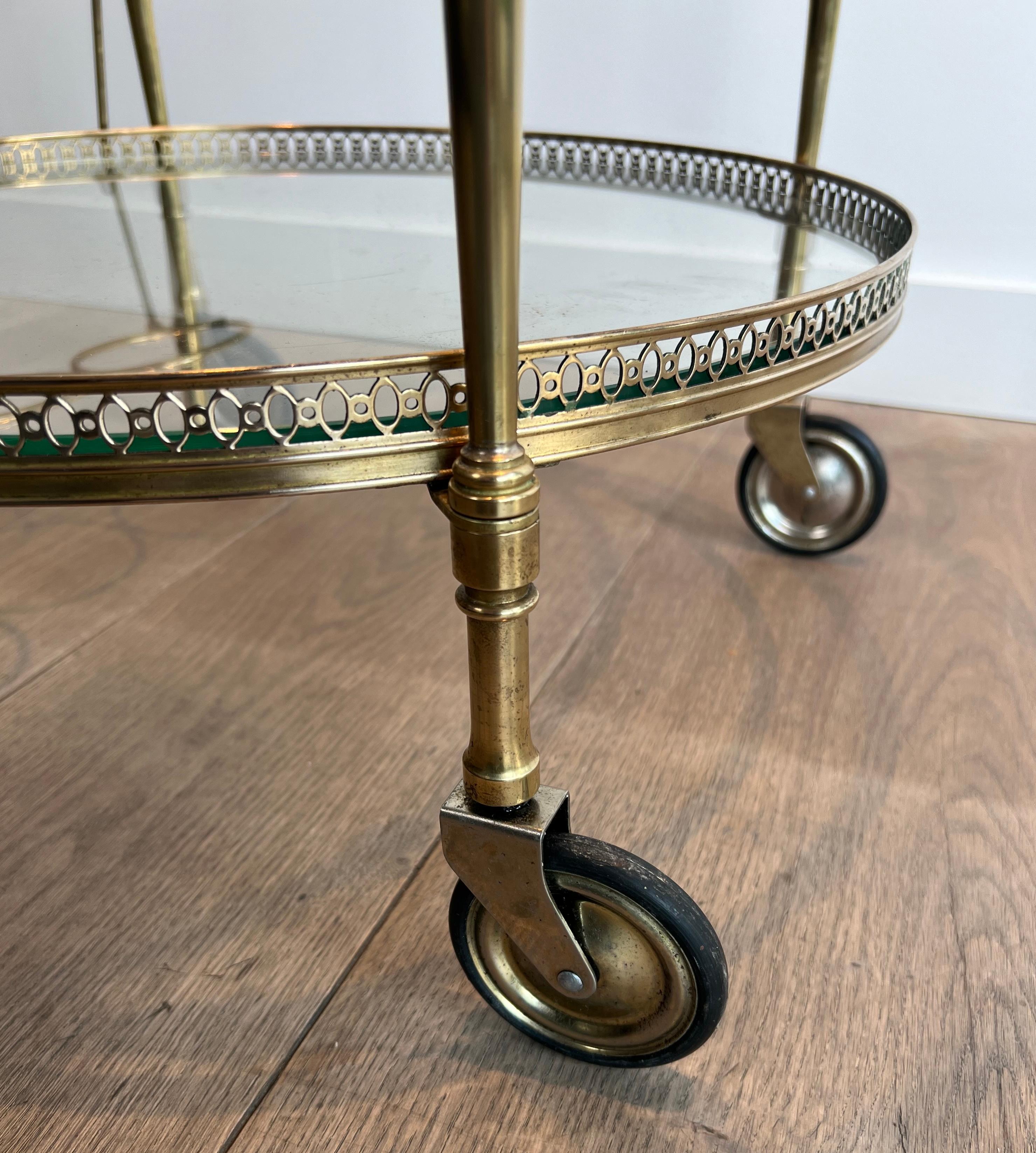 Carrito redondo de latón para bebidas de estilo neoclásico de Maison Jansen en venta 3
