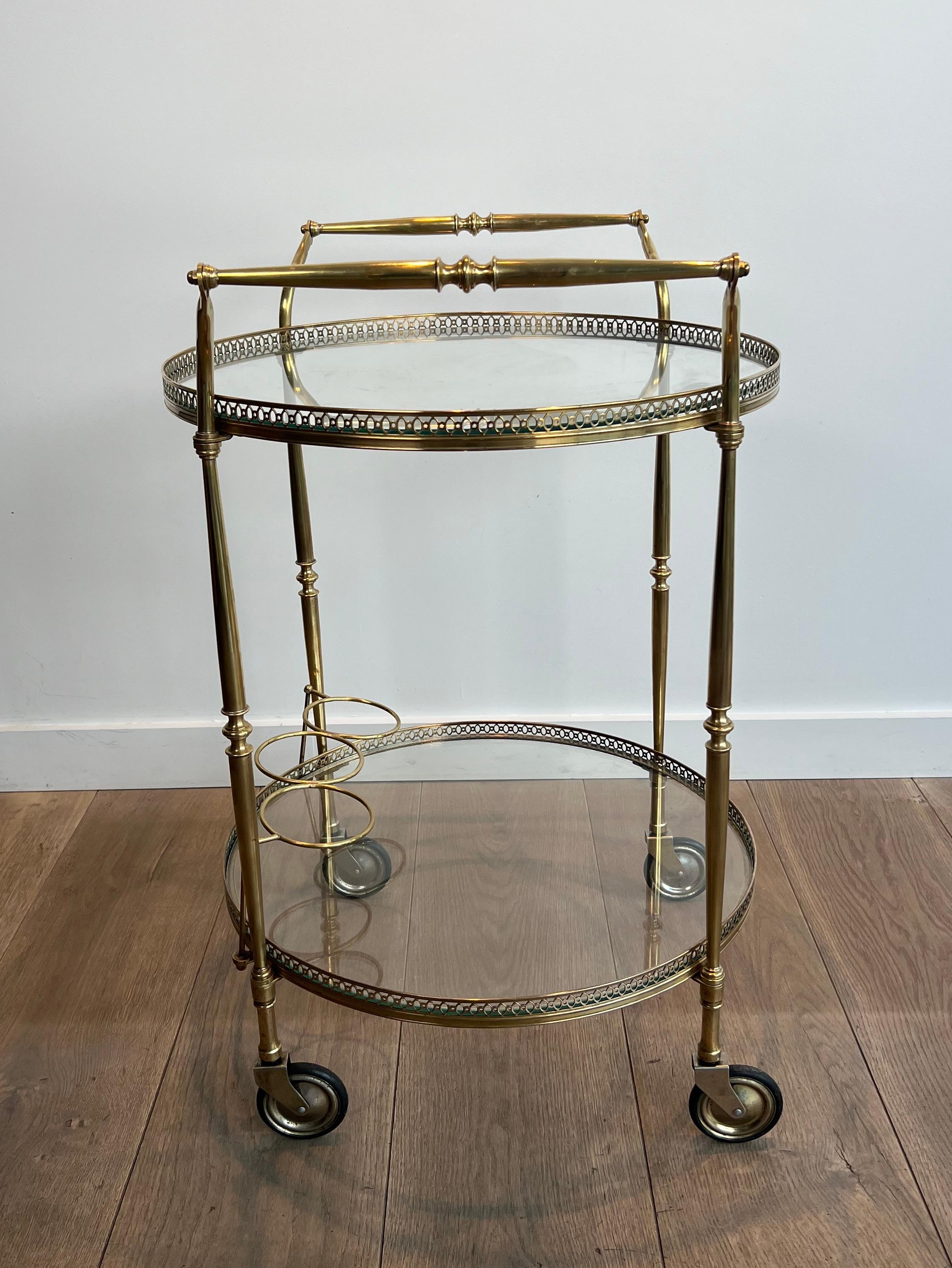 Carrito redondo de latón para bebidas de estilo neoclásico de Maison Jansen Francés en venta