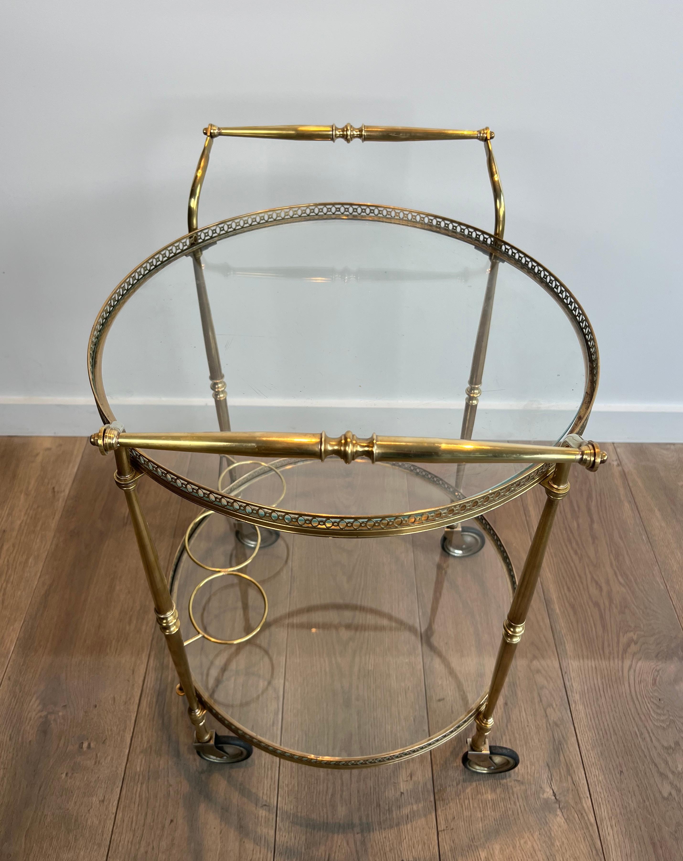 Carrito redondo de latón para bebidas de estilo neoclásico de Maison Jansen en Bueno estado para la venta en Marcq-en-Barœul, Hauts-de-France