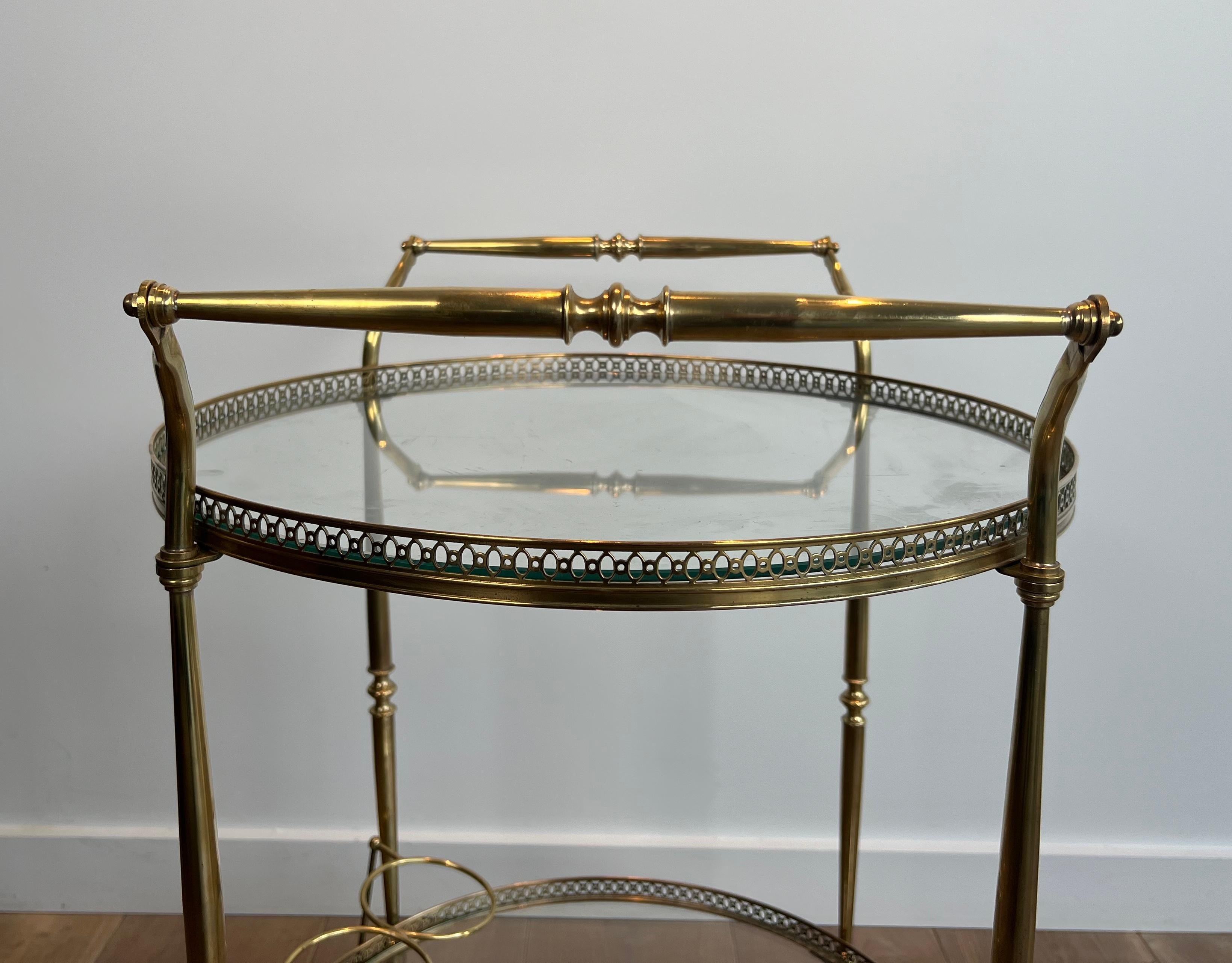 Carrito redondo de latón para bebidas de estilo neoclásico de Maison Jansen mediados del siglo XX en venta