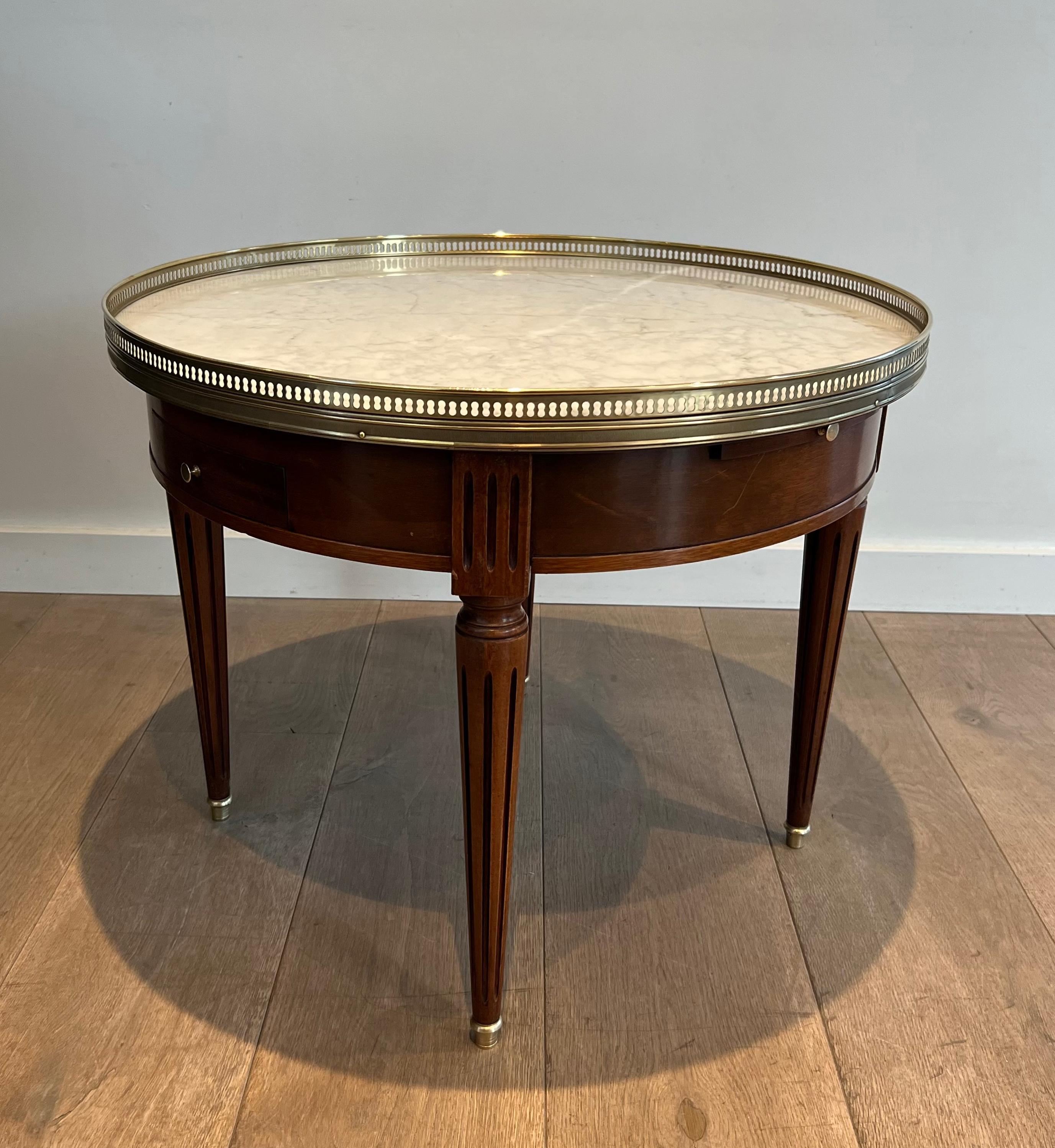 Neoclassical Style Round Coffee Table with Brass and White Carrara Marble Top For Sale 7