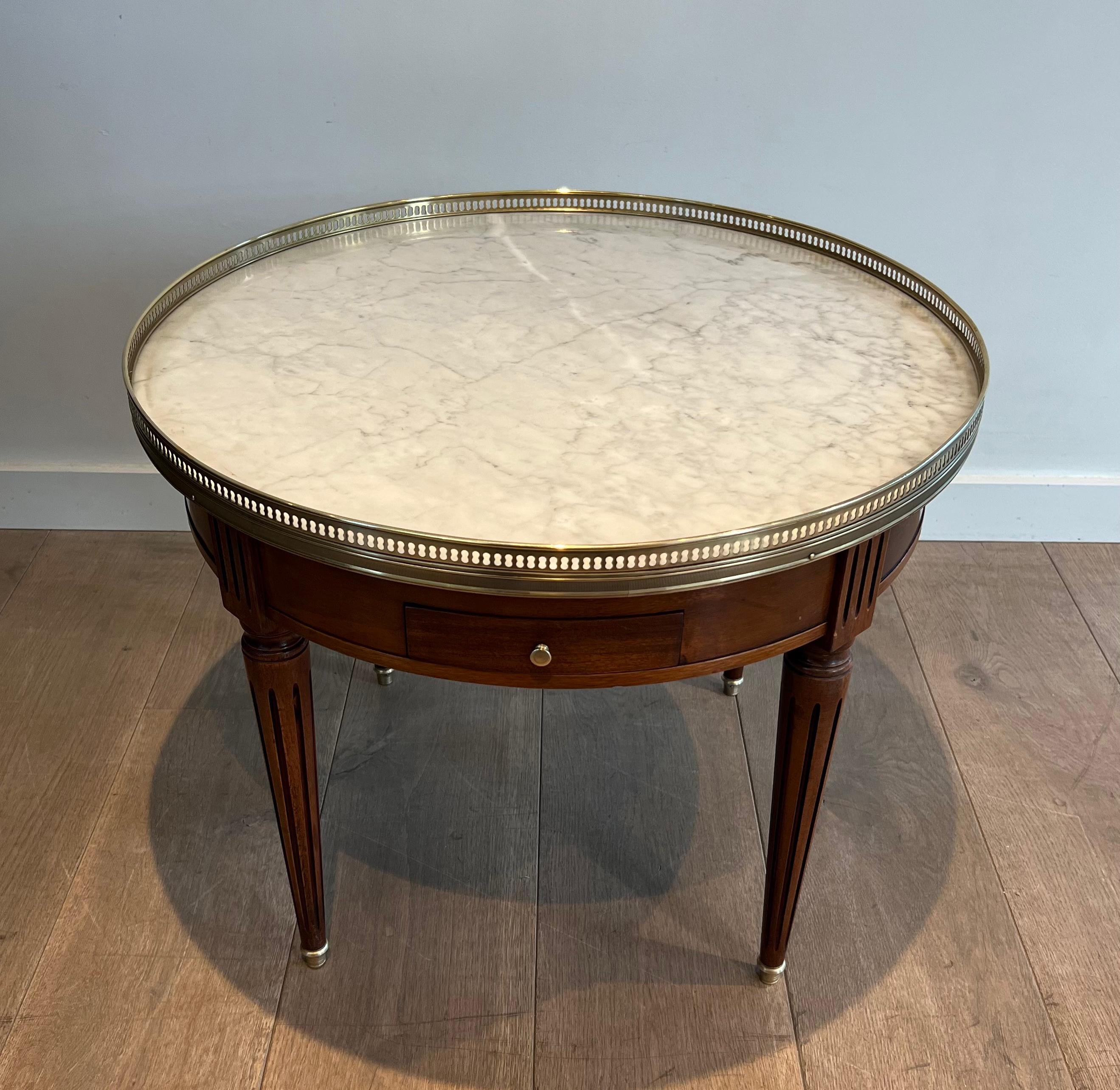 Neoclassical Style Round Coffee Table with Brass and White Carrara Marble Top For Sale 8