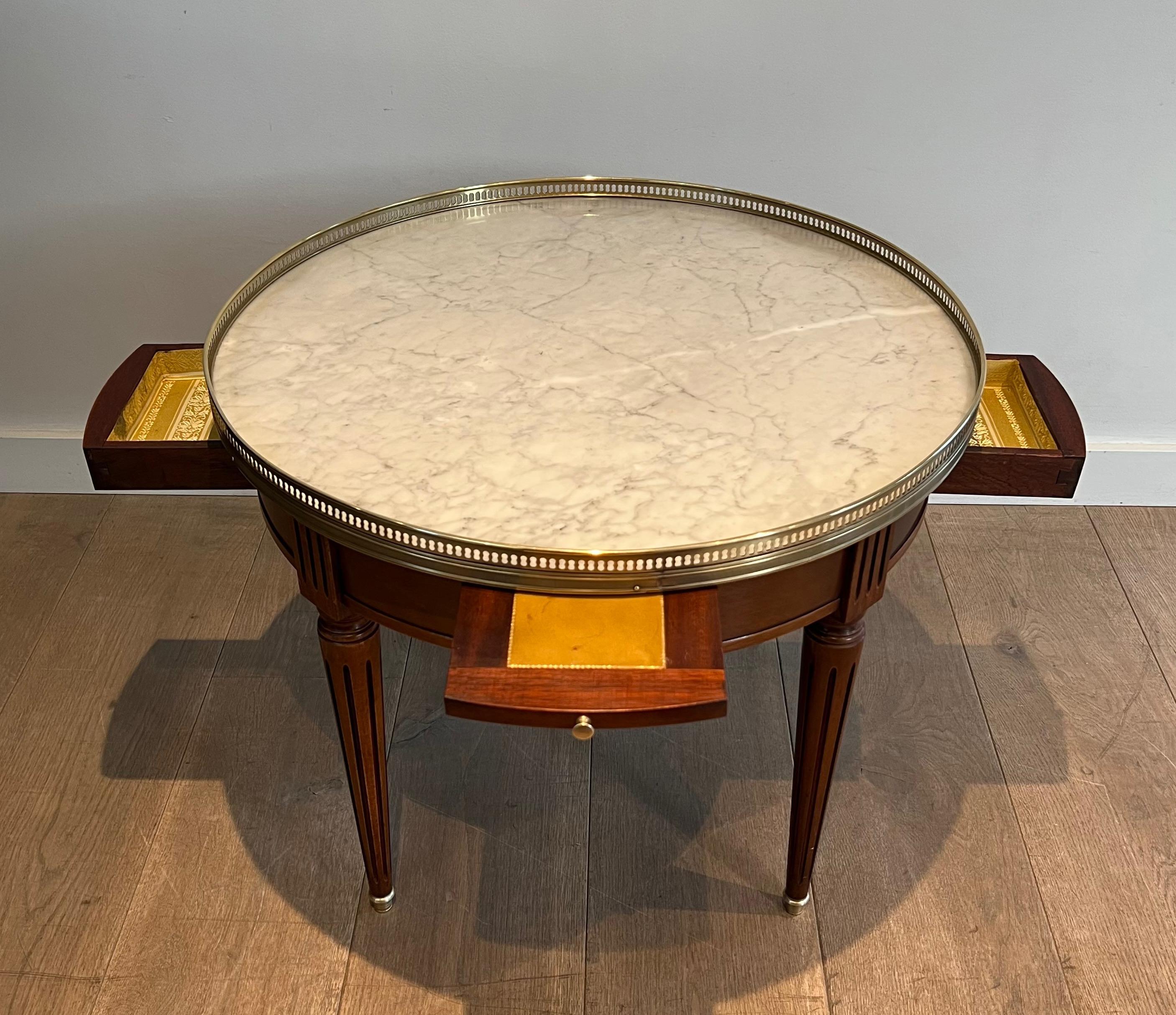 Neoclassical Style Round Coffee Table with Brass and White Carrara Marble Top For Sale 9