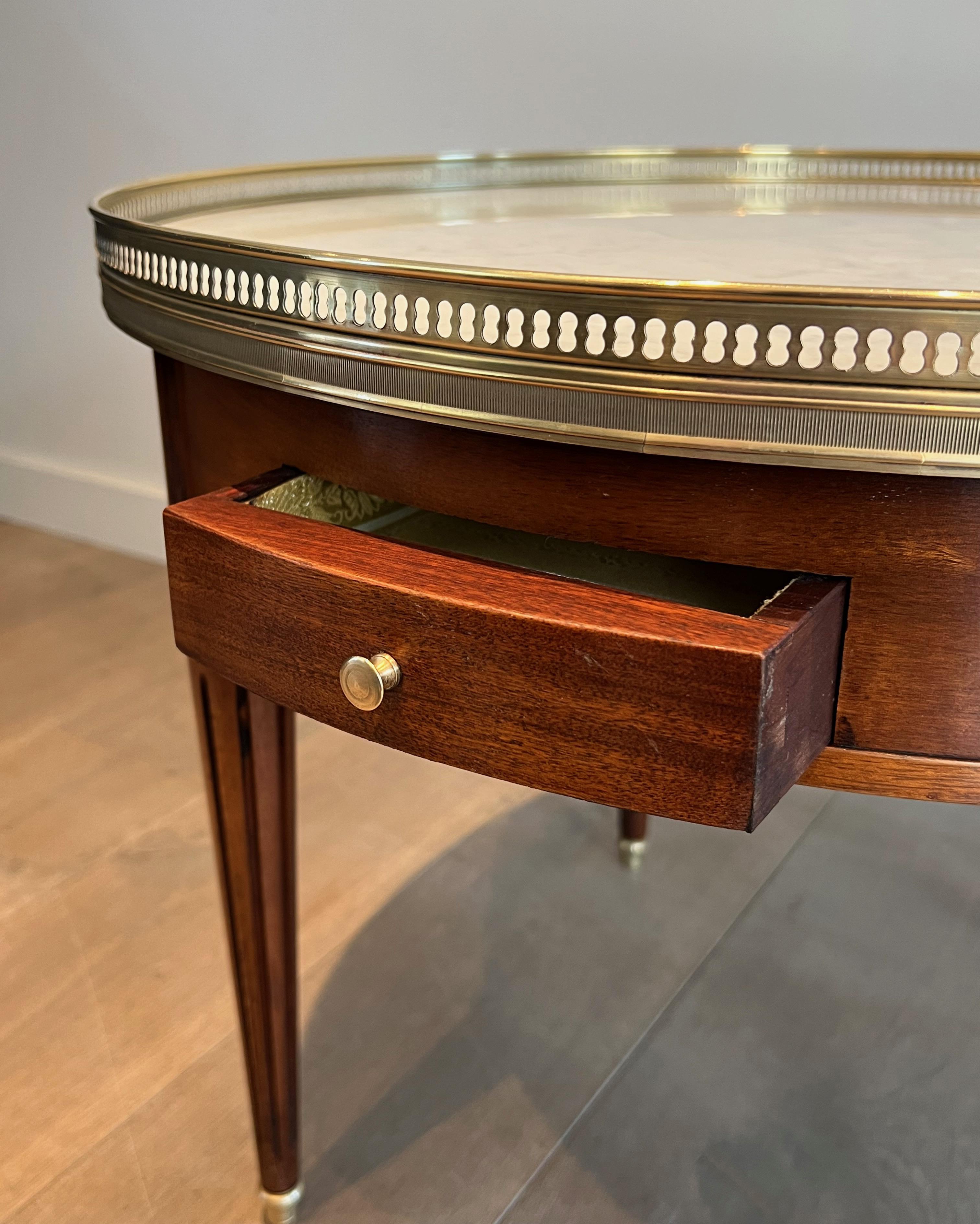 Neoclassical Style Round Coffee Table with Brass and White Carrara Marble Top For Sale 12