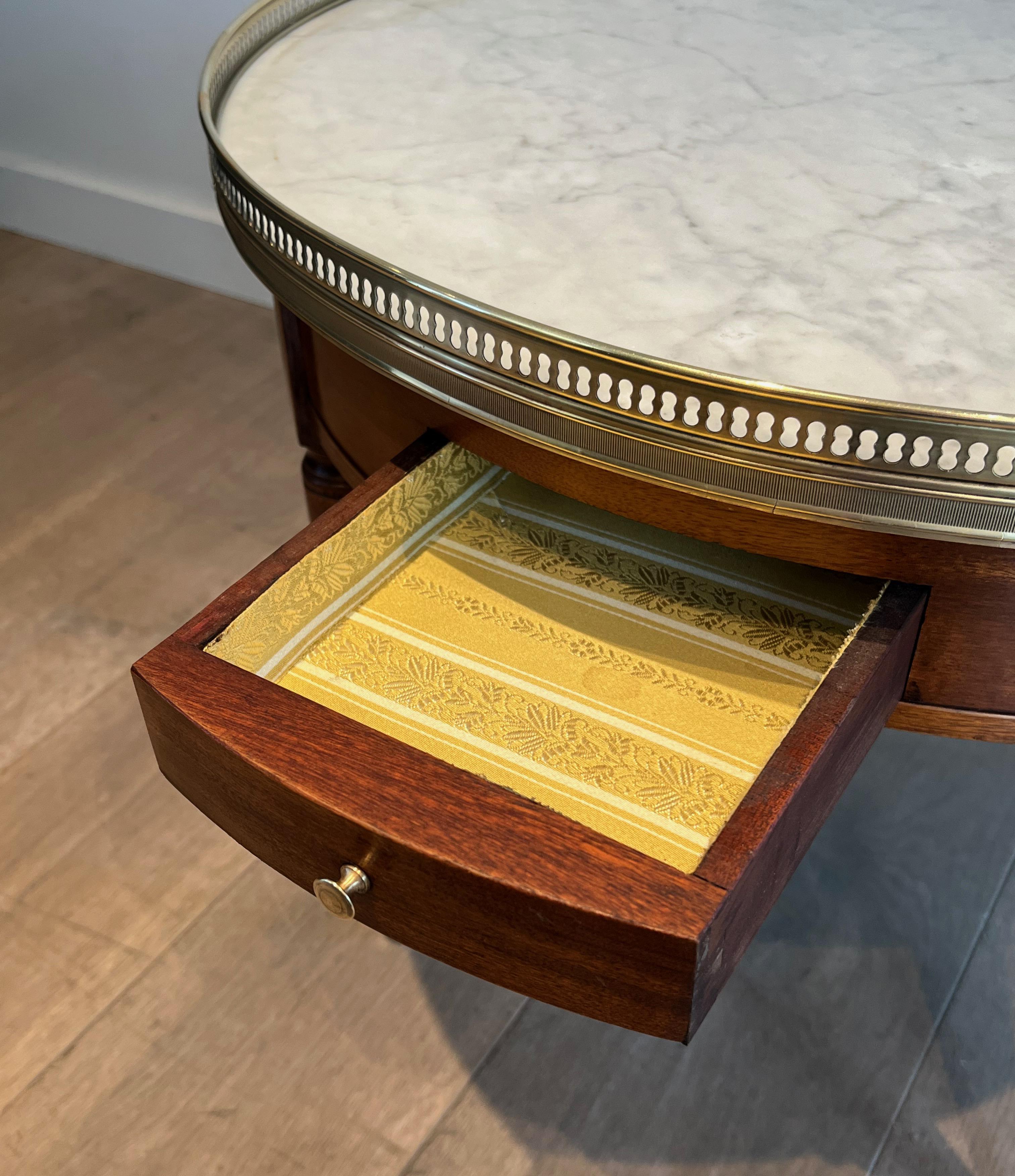 Neoclassical Style Round Coffee Table with Brass and White Carrara Marble Top For Sale 13